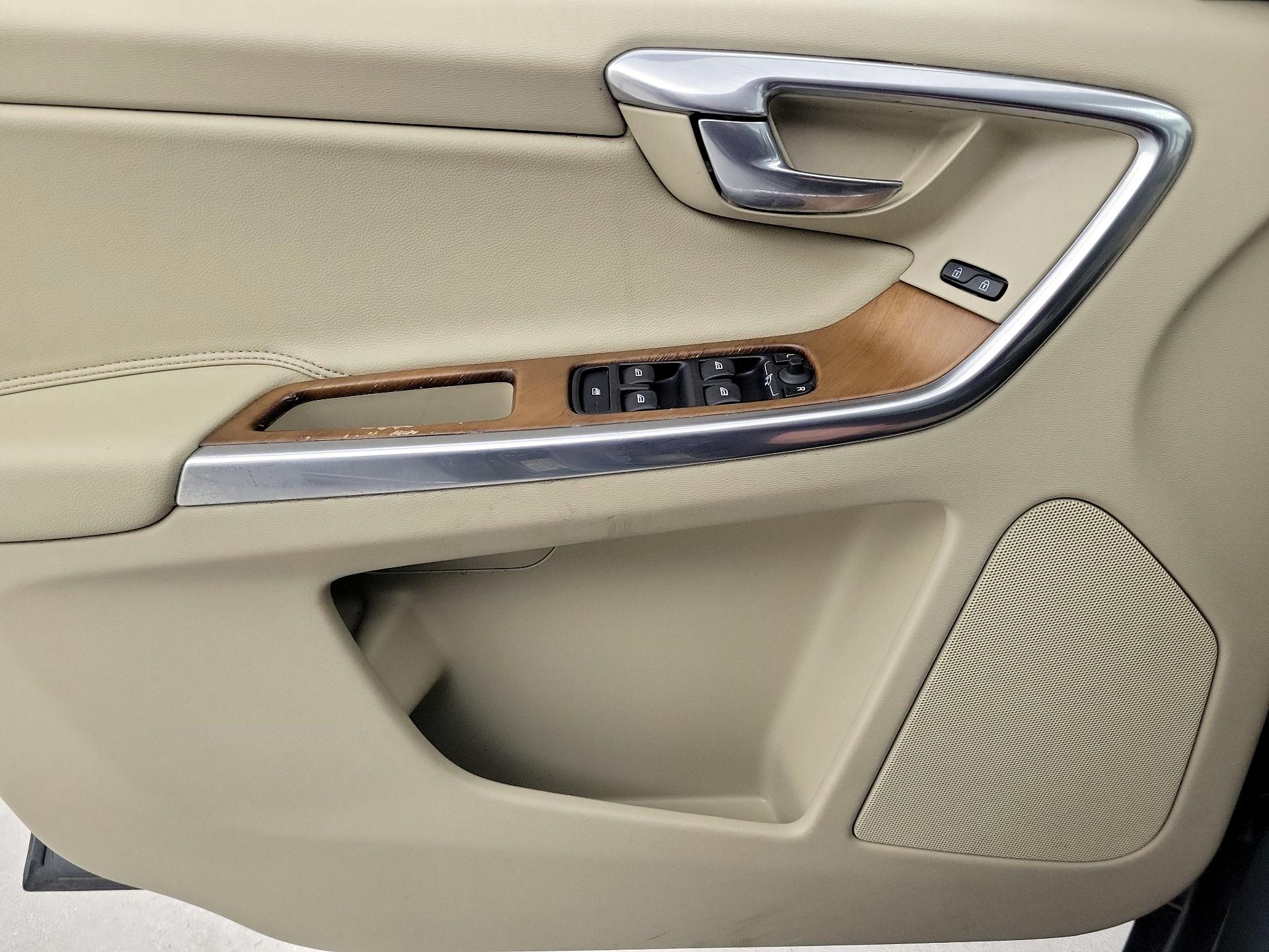 Thumbnail: 2016 Volvo XC60 - 12