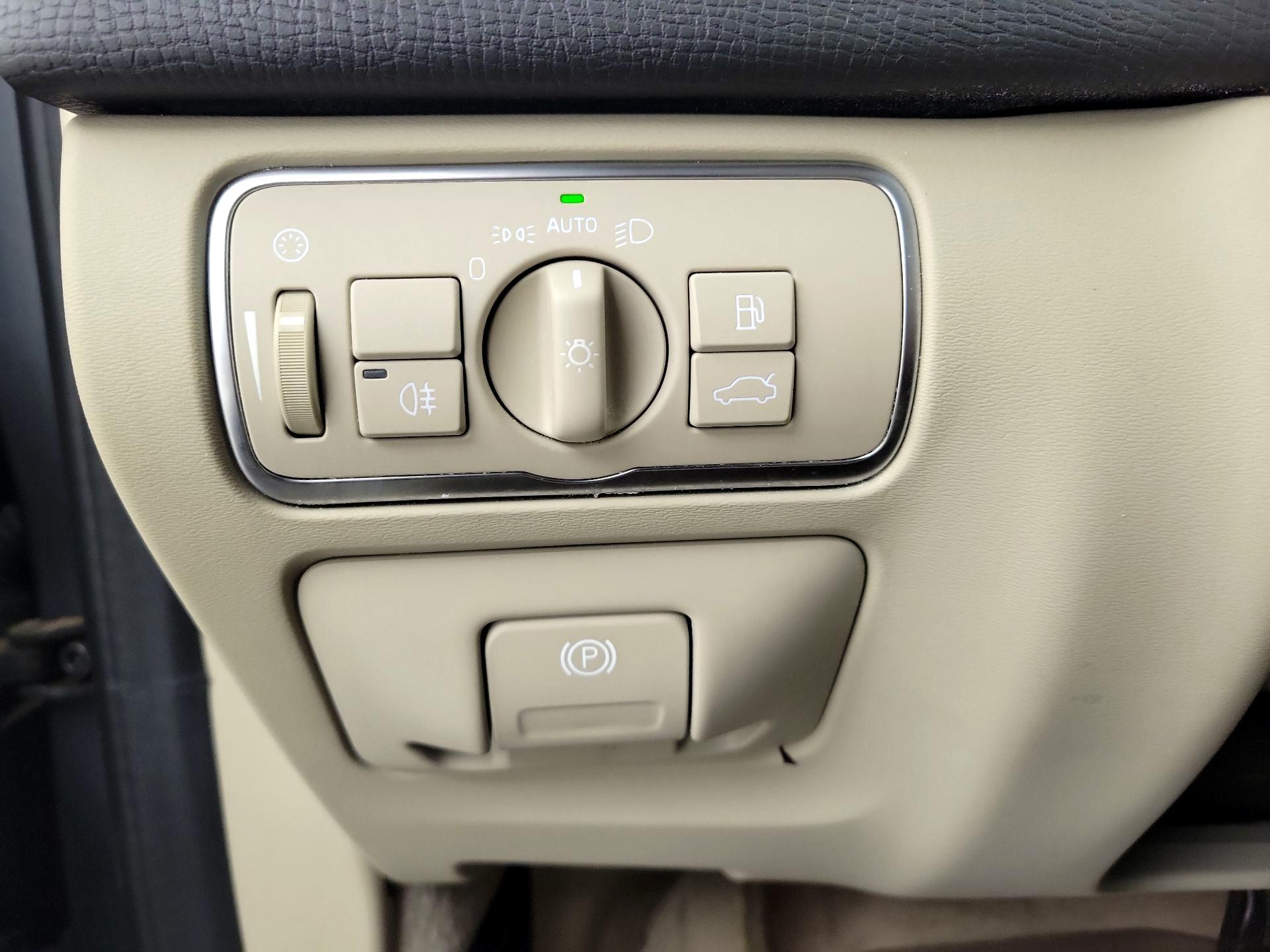 Thumbnail: 2016 Volvo XC60 - 13