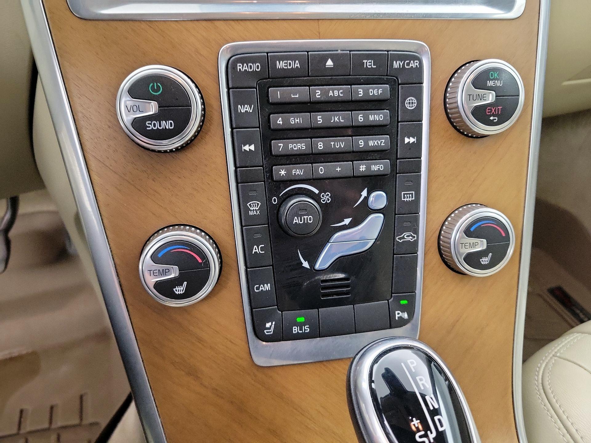 Thumbnail: 2016 Volvo XC60 - 16