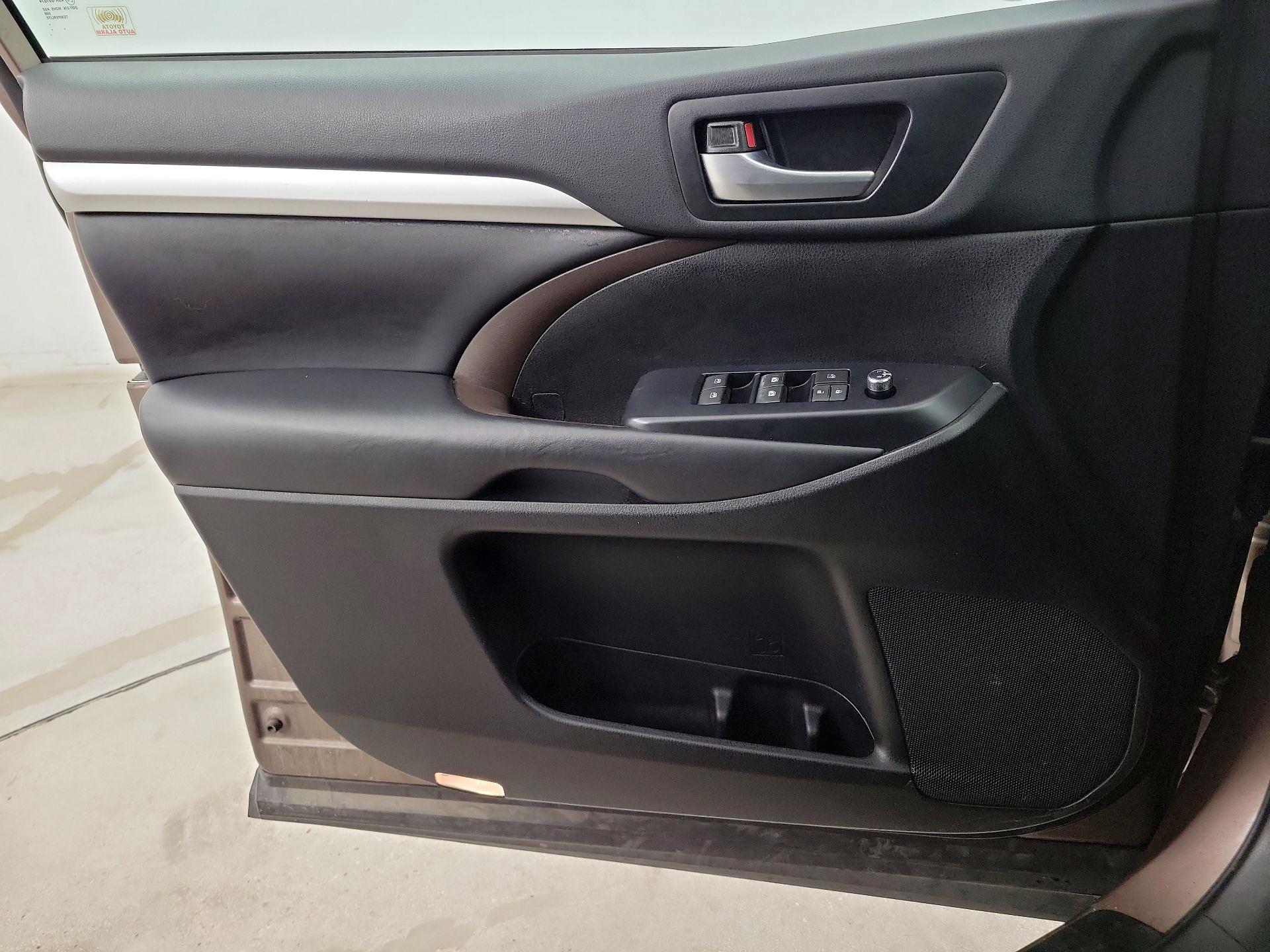 Thumbnail: 2019 Toyota Highlander - 12