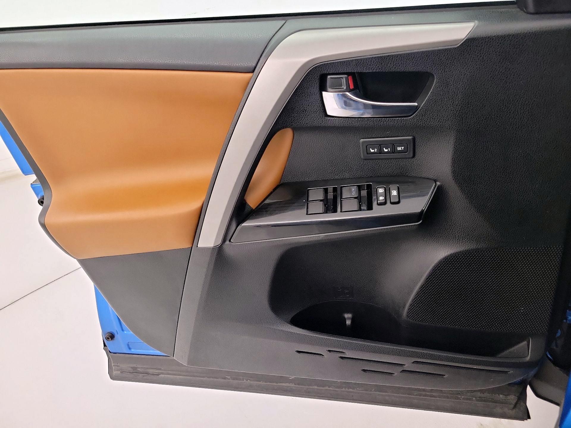 Thumbnail: 2017 Toyota RAV4 - 12