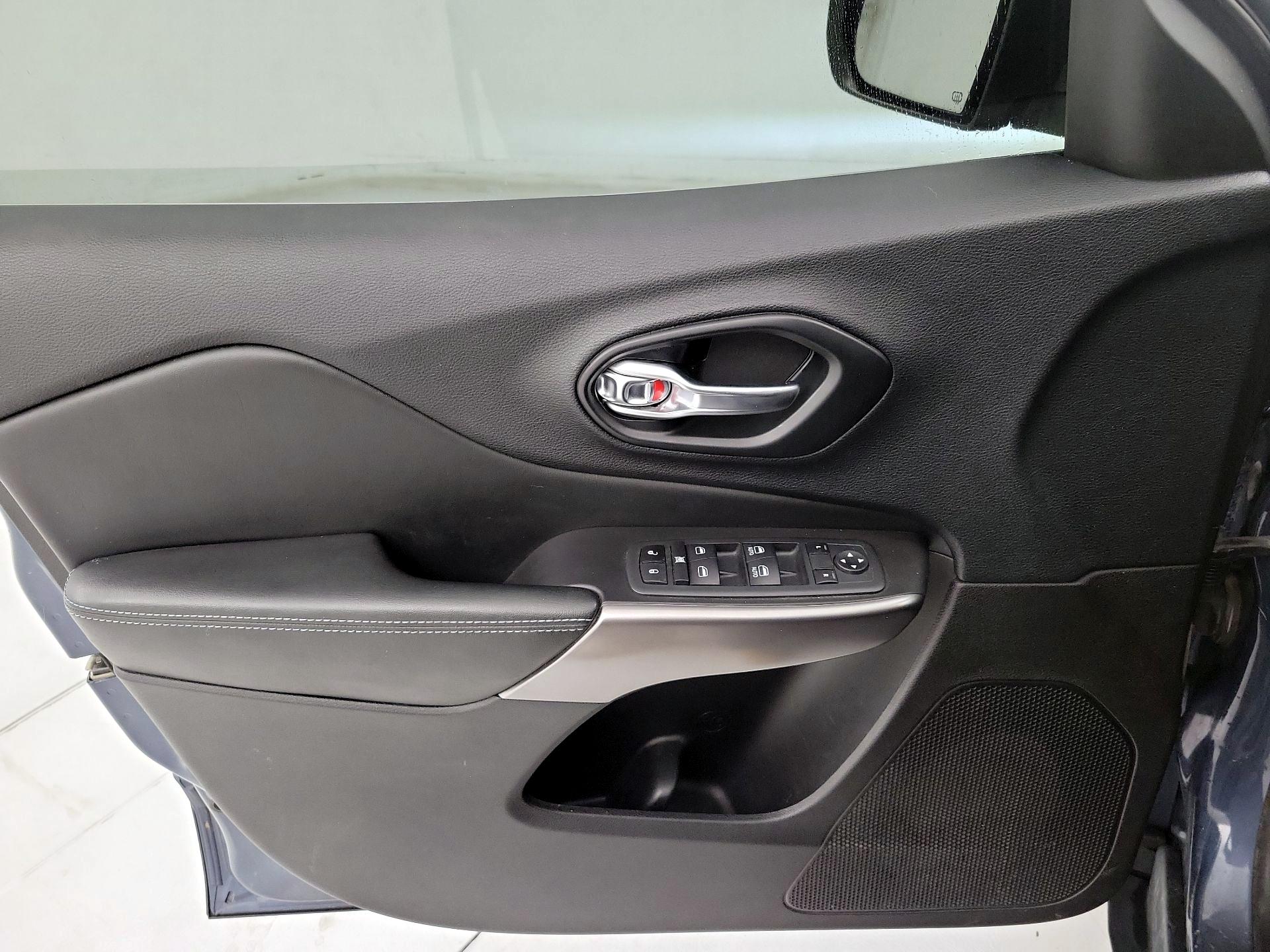 Thumbnail: 2021 Jeep Cherokee - 12