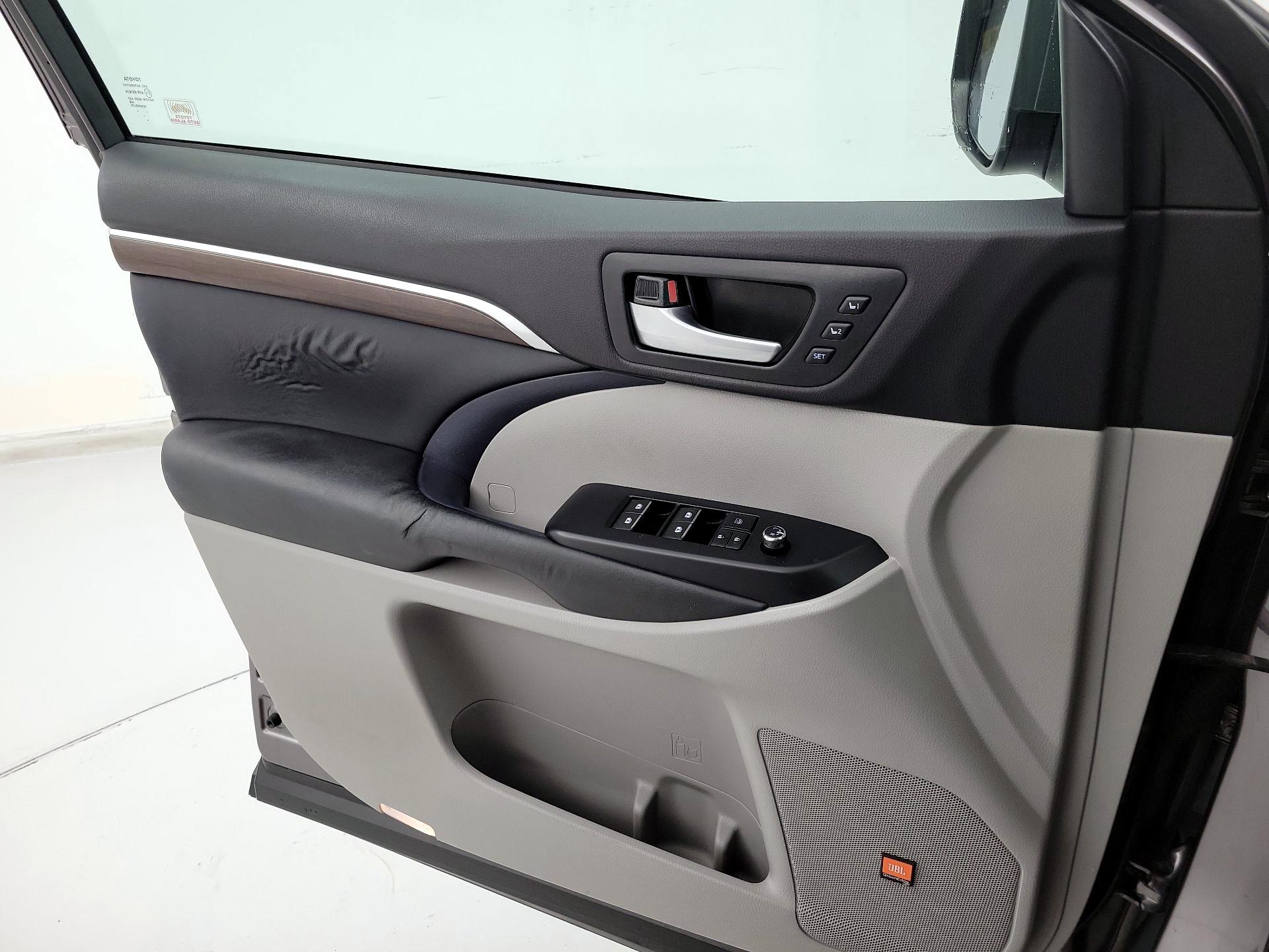 Thumbnail: 2015 Toyota Highlander - 12