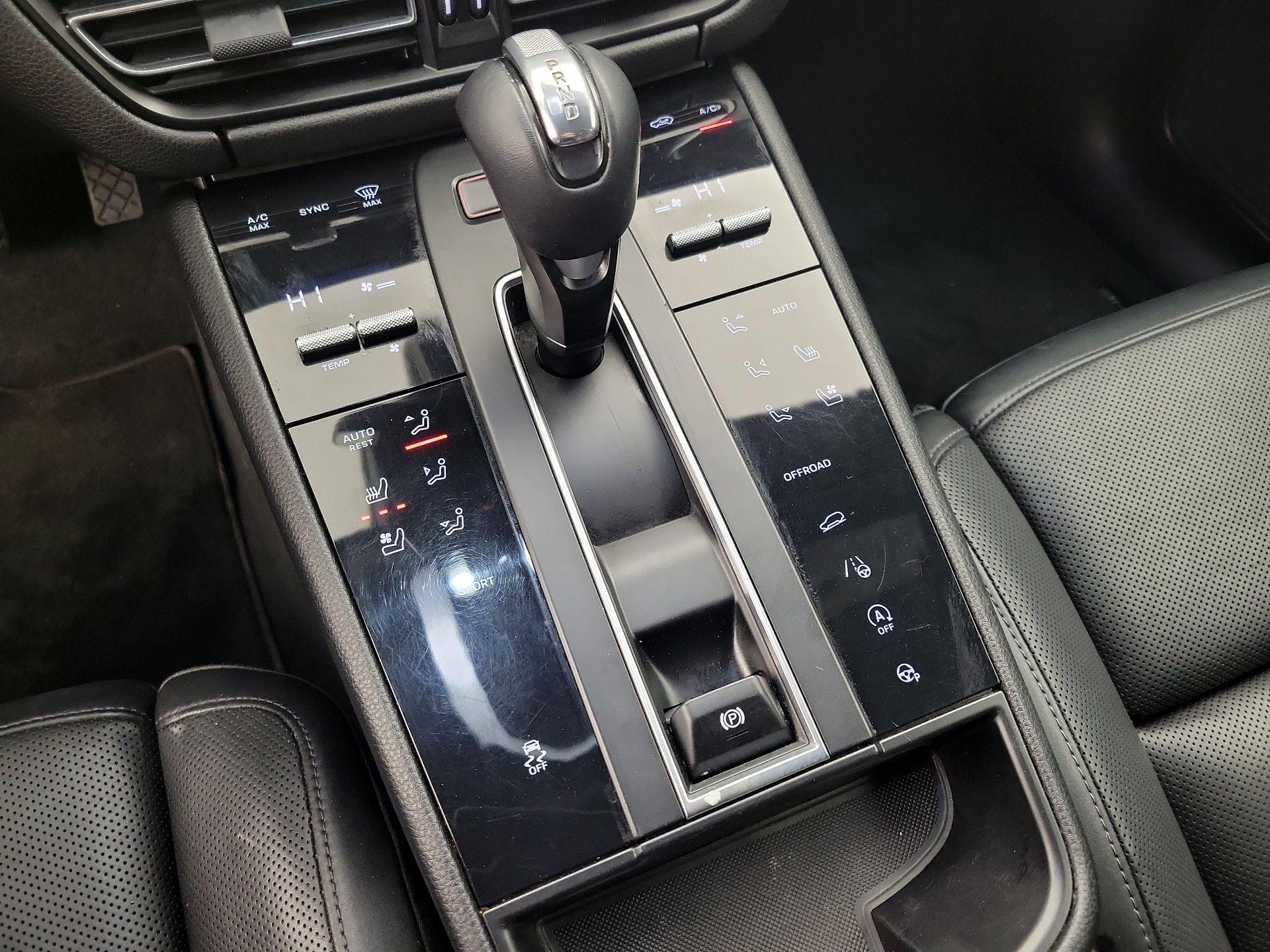 Thumbnail: 2022 Porsche Macan - 16