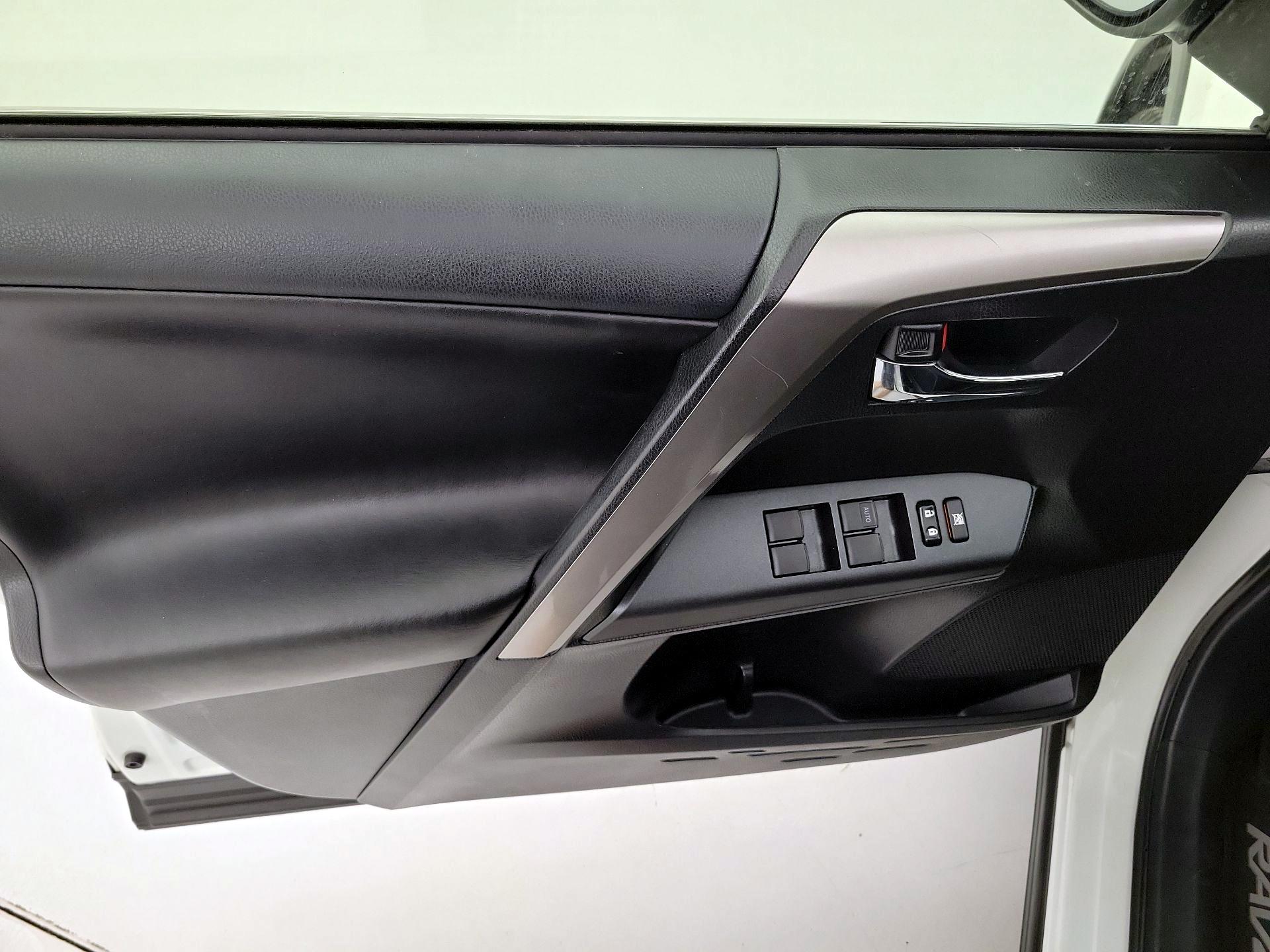 Thumbnail: 2018 Toyota RAV4 - 12