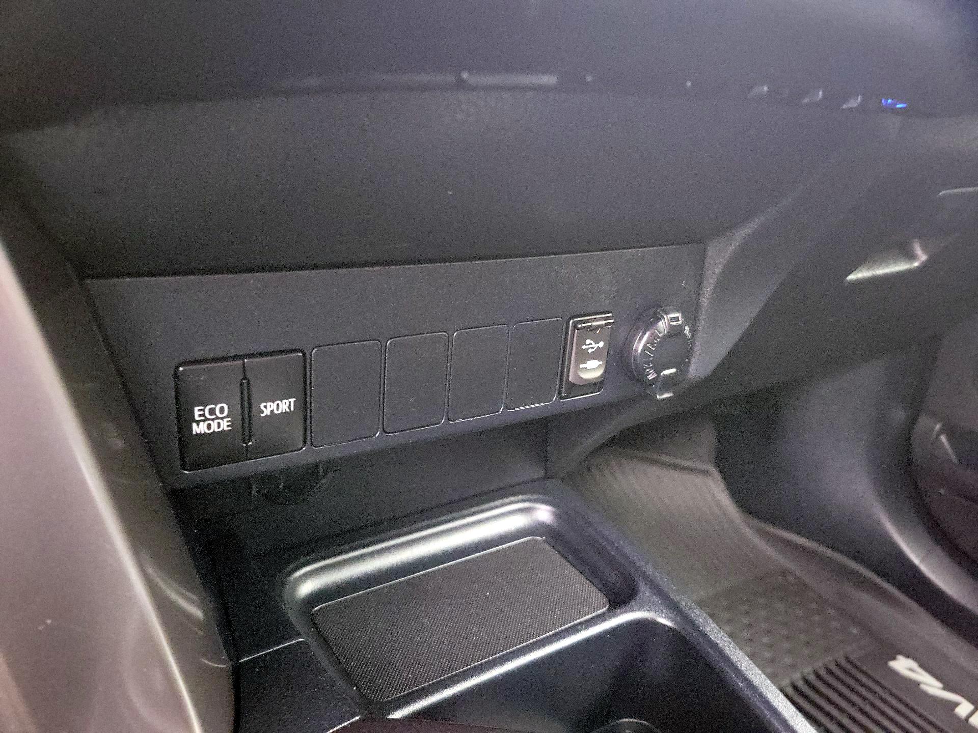 Thumbnail: 2018 Toyota RAV4 - 18