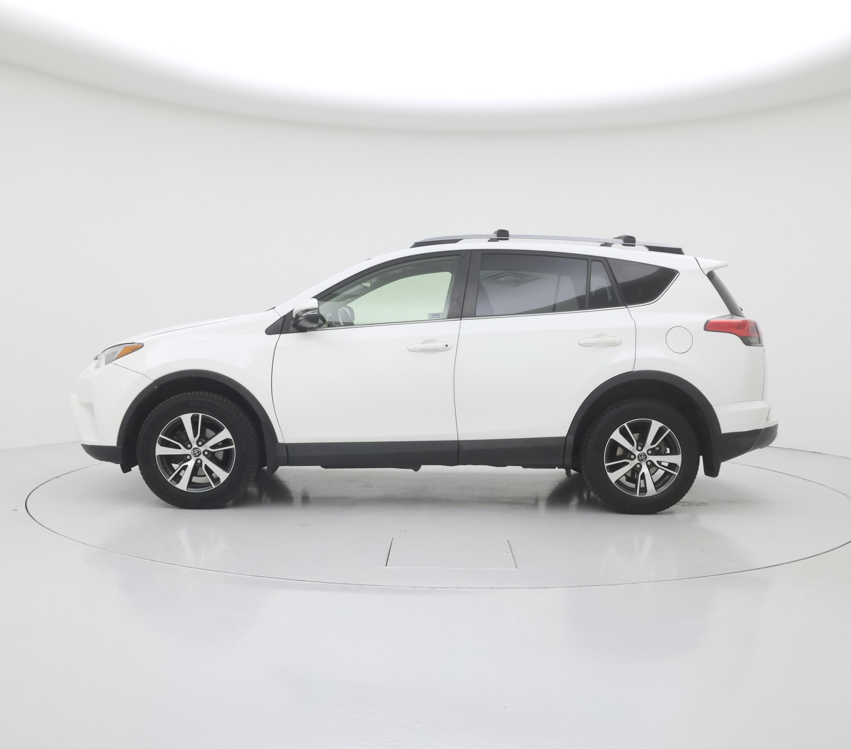 Thumbnail: 2018 Toyota RAV4 - 3