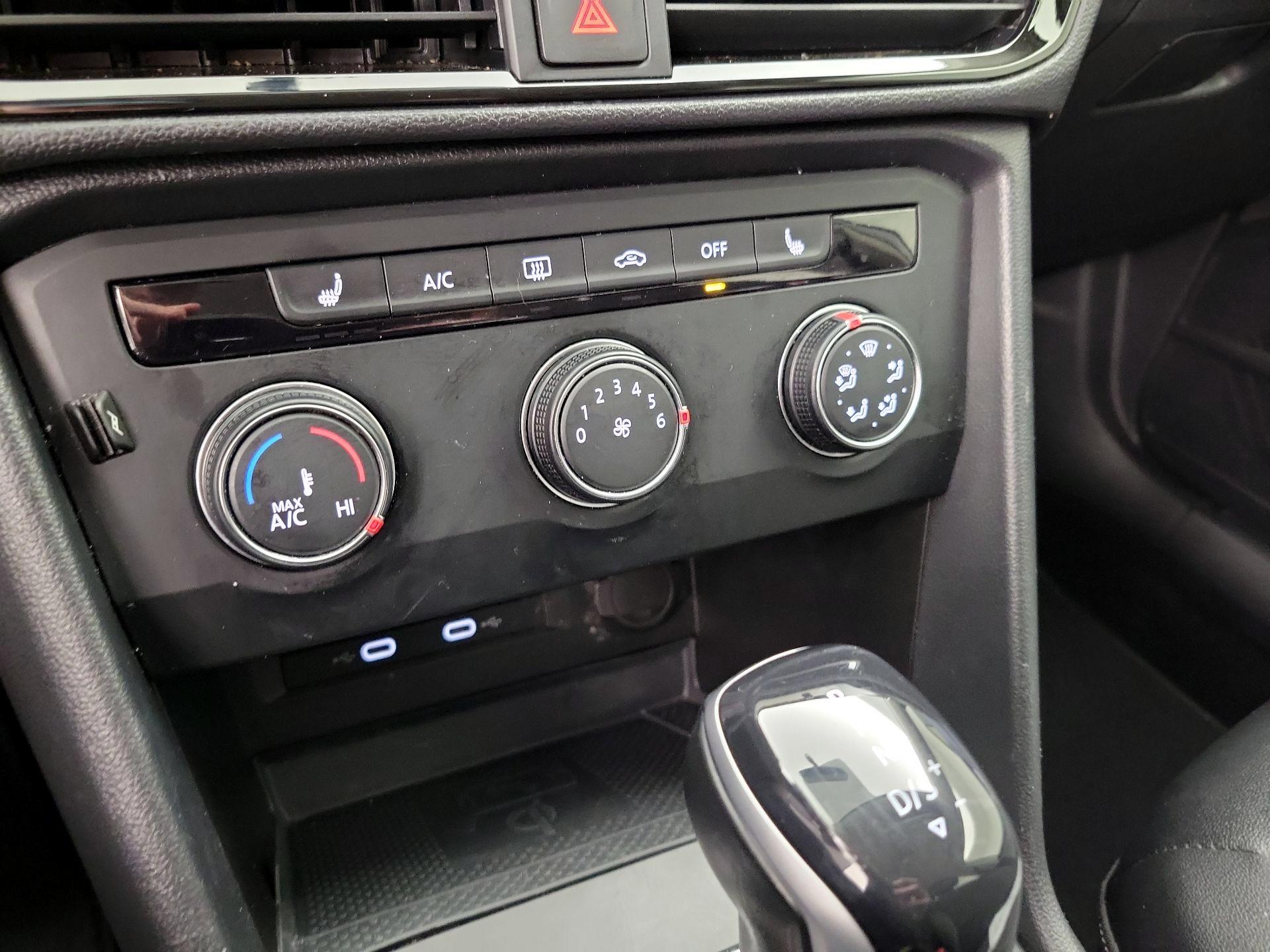 Thumbnail: 2022 Volkswagen Taos - 16