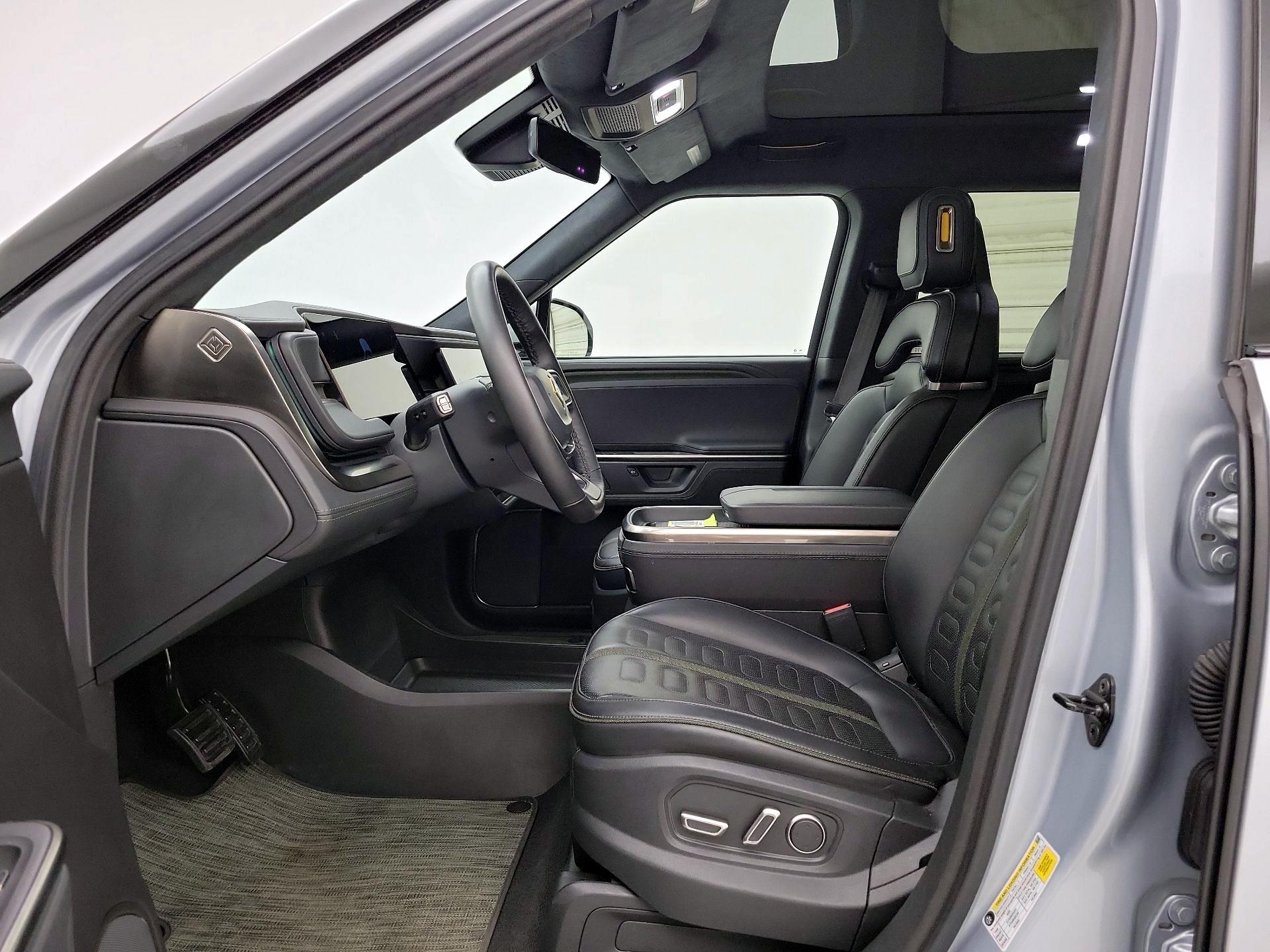 Thumbnail: 2025 Rivian R1S - 11