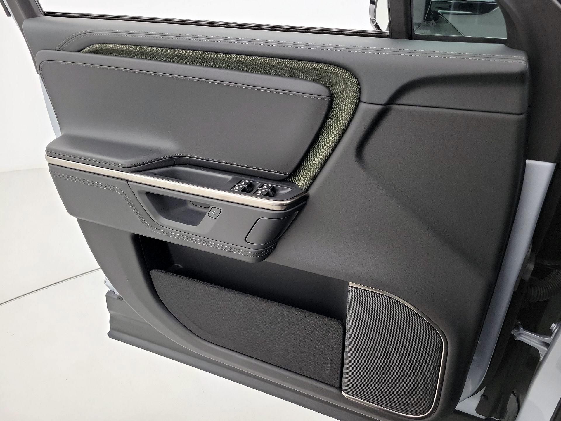 Thumbnail: 2025 Rivian R1S - 12