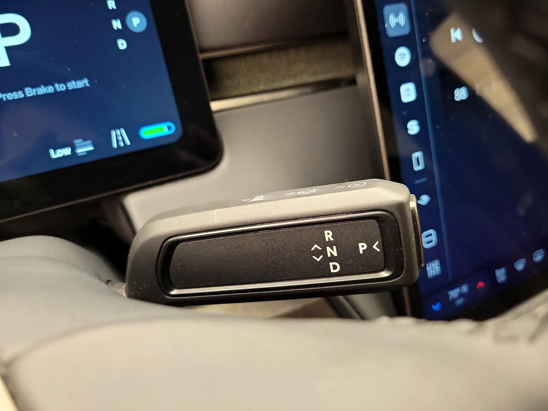 Thumbnail: 2025 Rivian R1S - 18