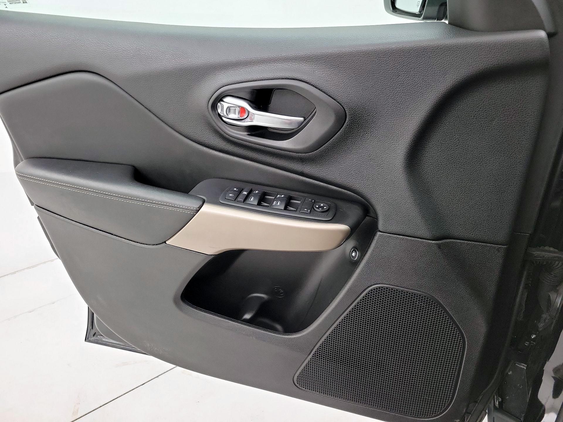 Thumbnail: 2018 Jeep Cherokee - 12