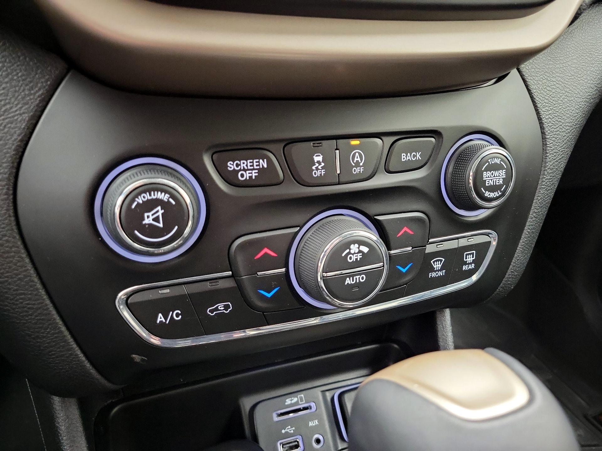 Thumbnail: 2018 Jeep Cherokee - 16