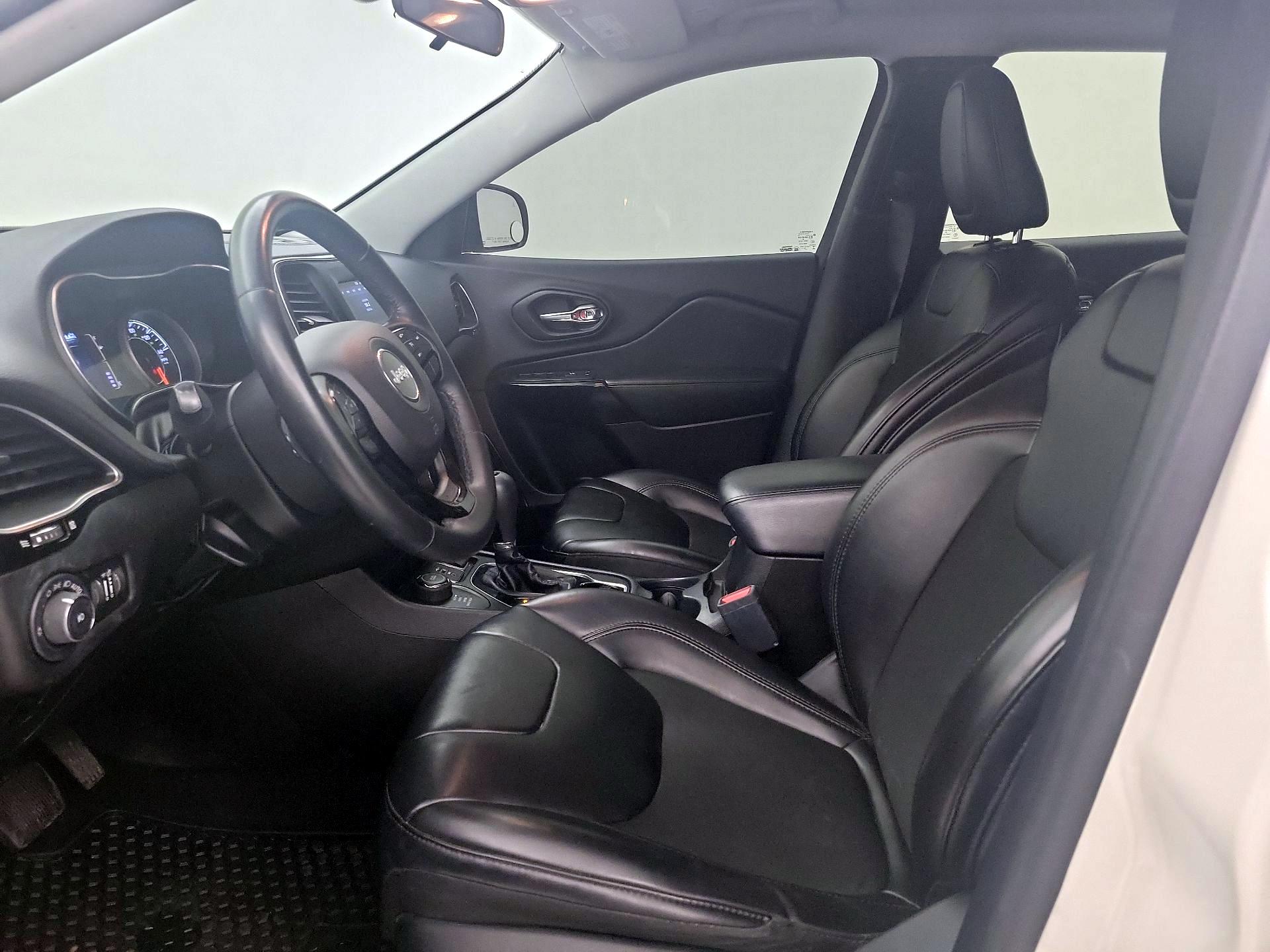 Thumbnail: 2019 Jeep Cherokee - 11