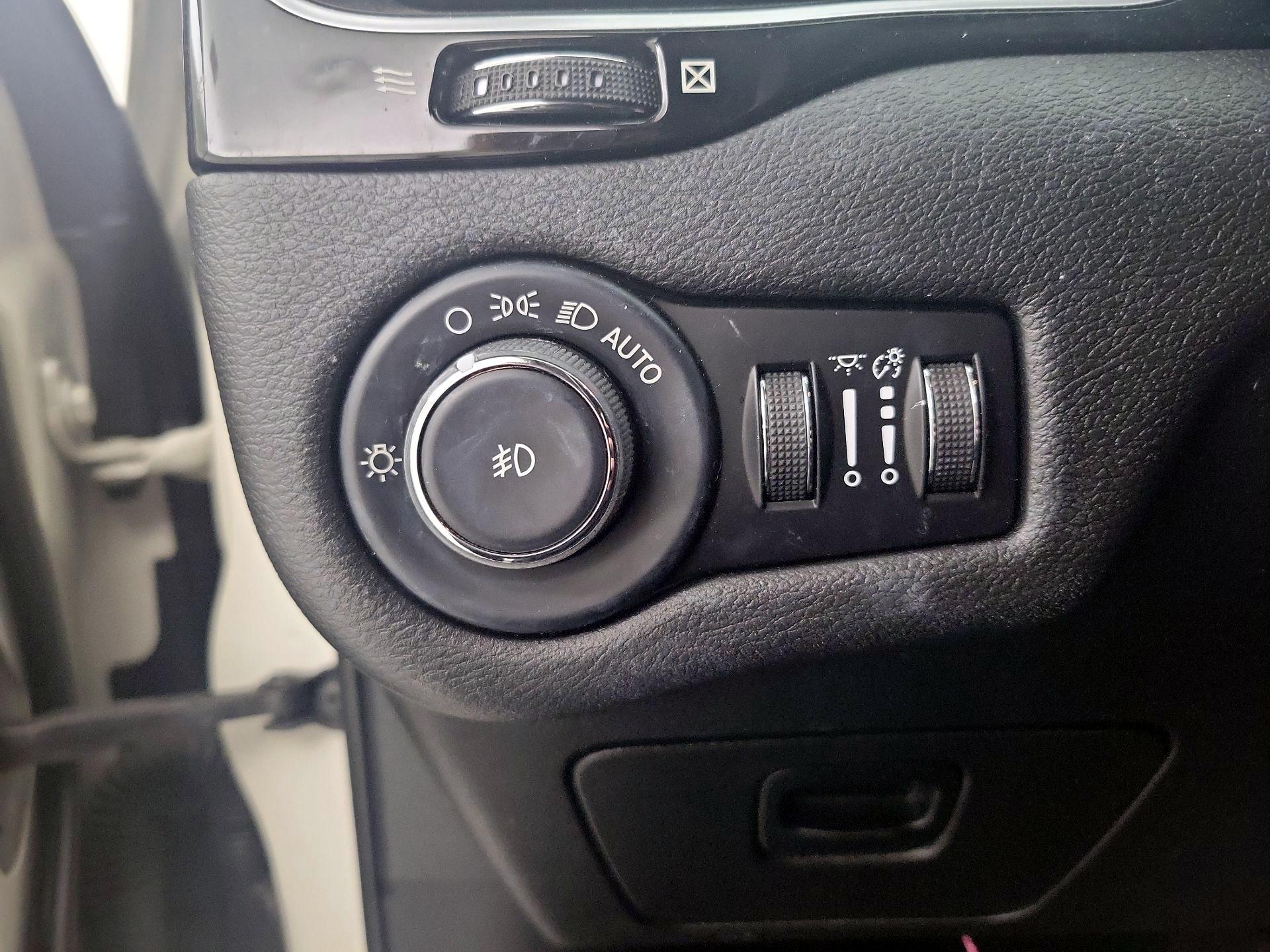 Thumbnail: 2019 Jeep Cherokee - 13