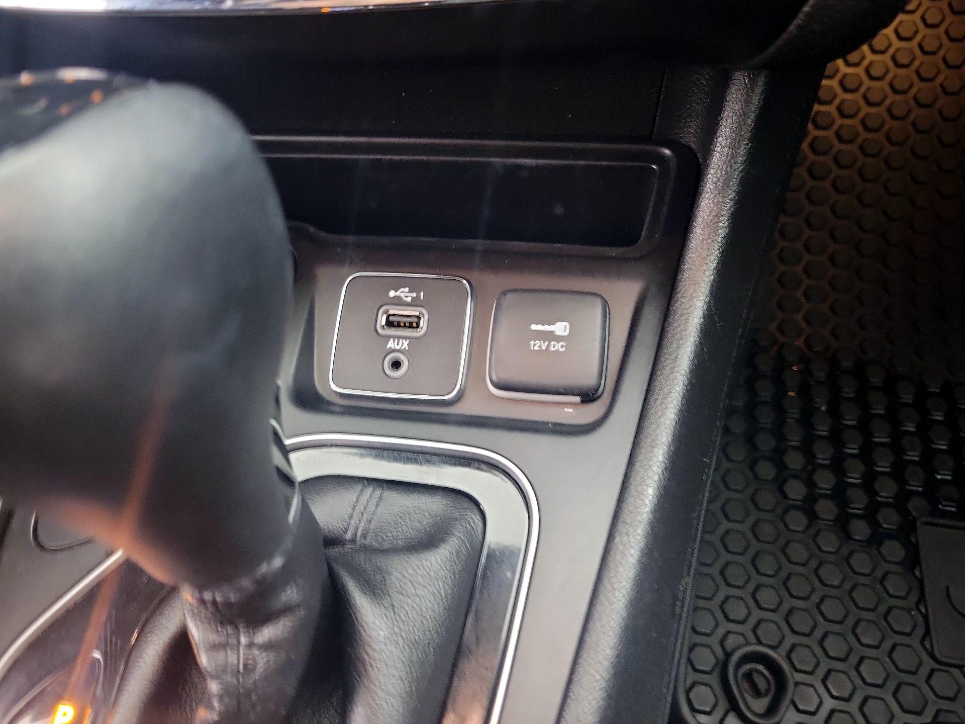 Thumbnail: 2019 Jeep Cherokee - 18