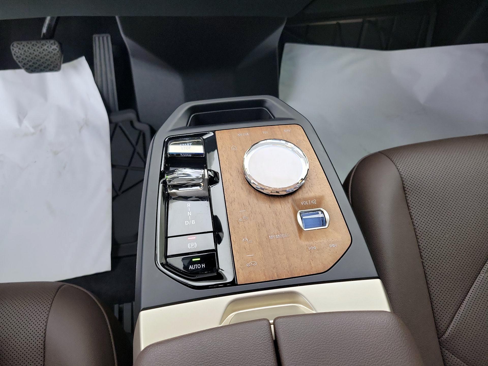 Thumbnail: 2022 BMW iX - 18