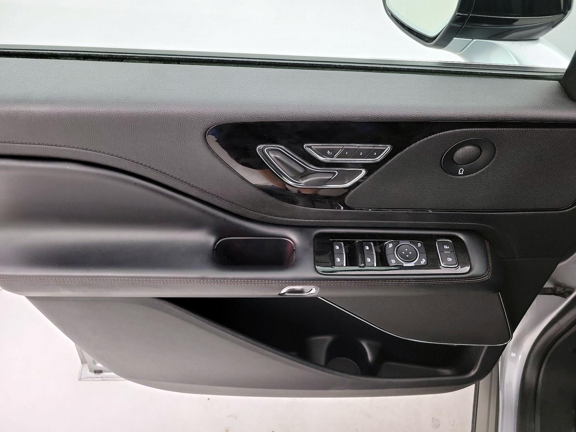 Thumbnail: 2020 Lincoln Aviator - 12