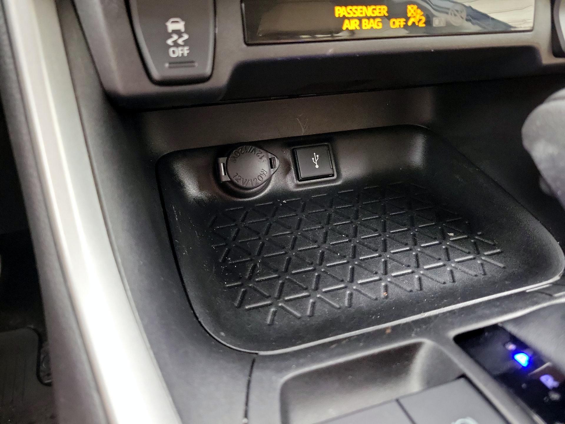 Thumbnail: 2022 Toyota RAV4 - 18