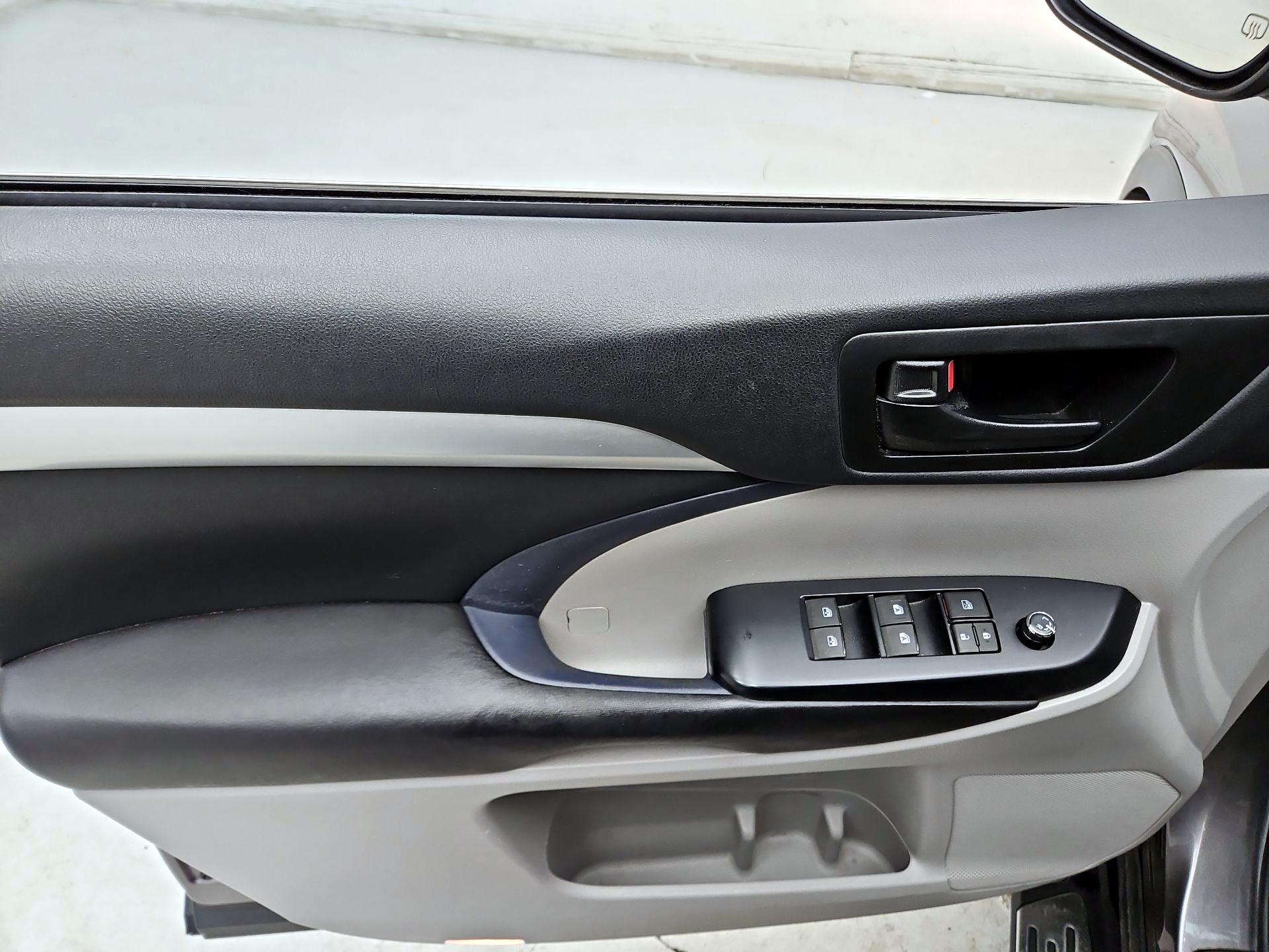 Thumbnail: 2016 Toyota Highlander - 12