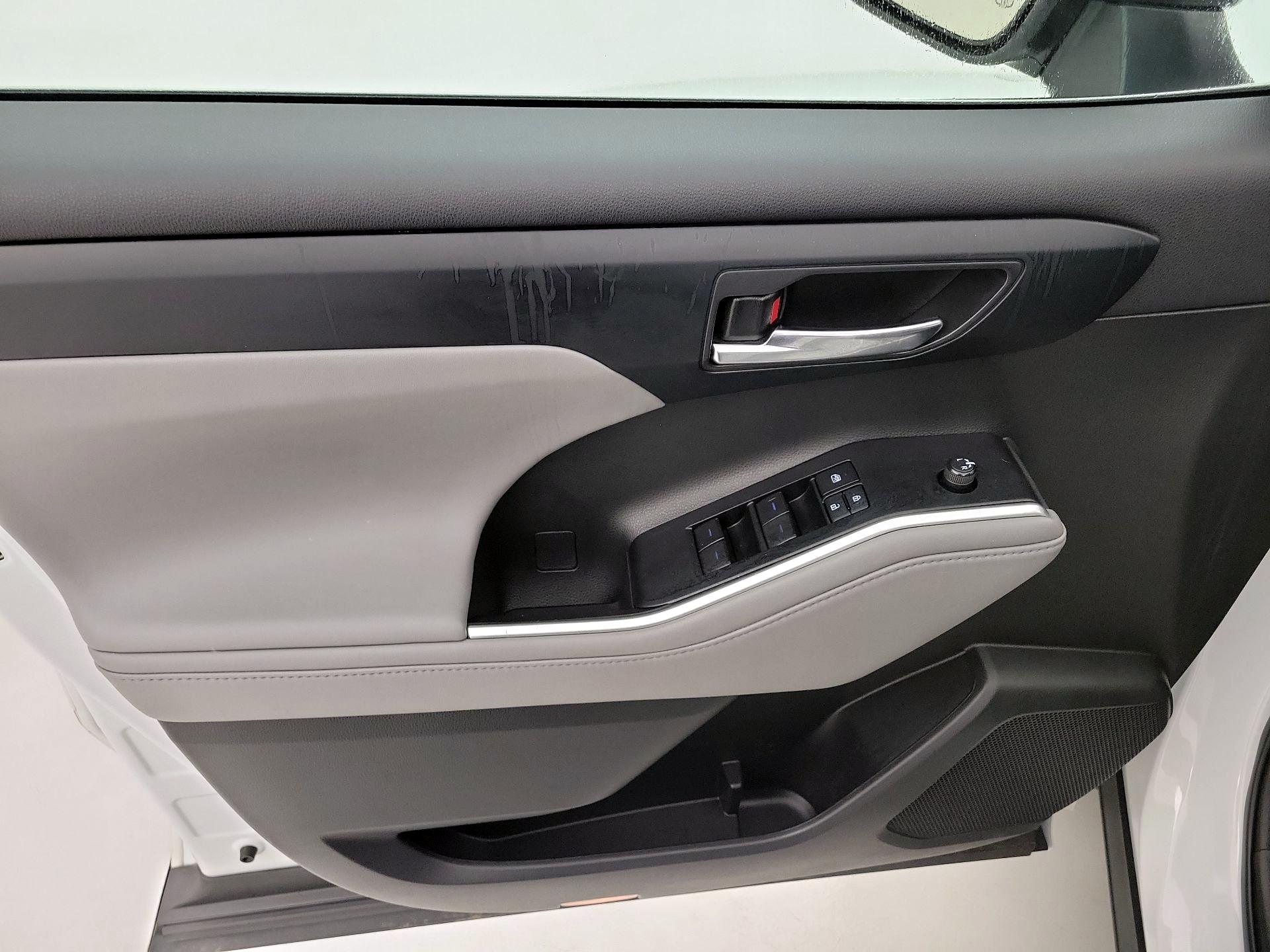 Thumbnail: 2022 Toyota Highlander - 12