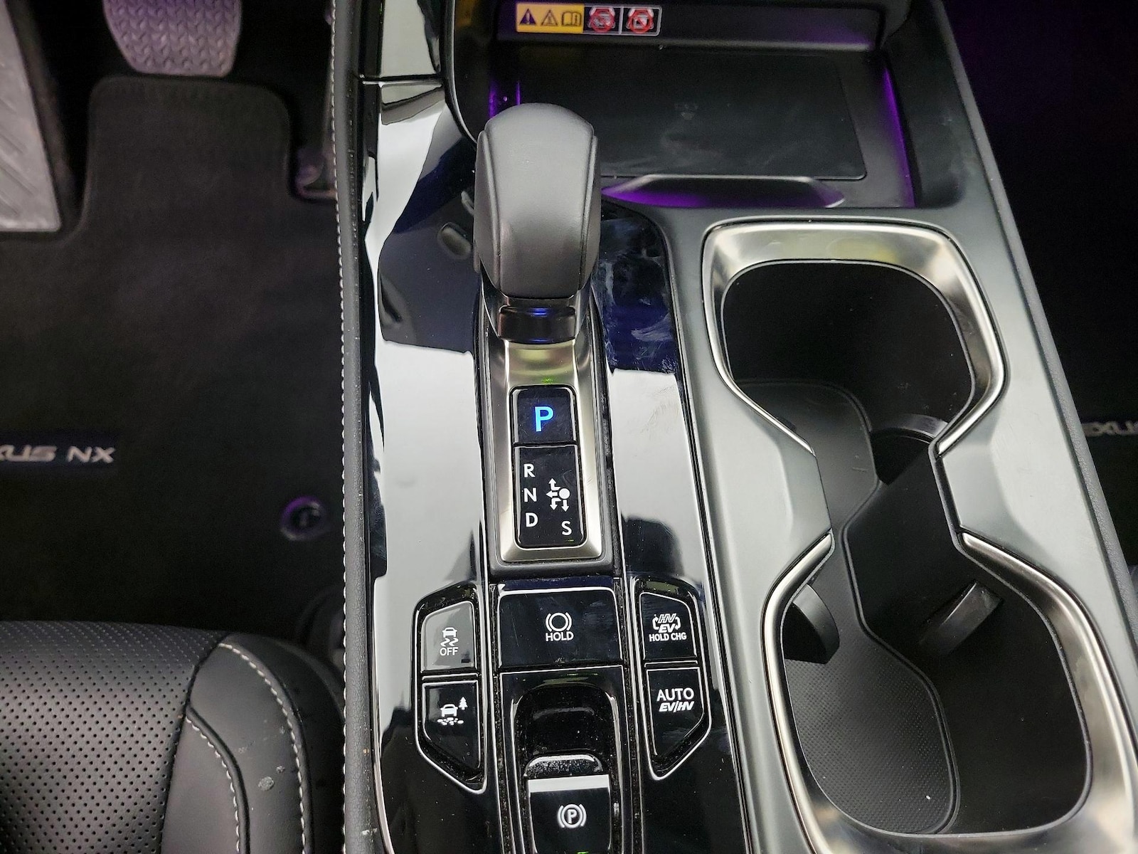 2025 Lexus NX PHEV 450h+ - Photo 19