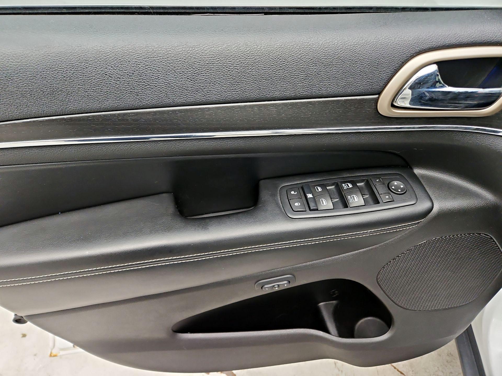 Thumbnail: 2015 Jeep Grand Cherokee - 12
