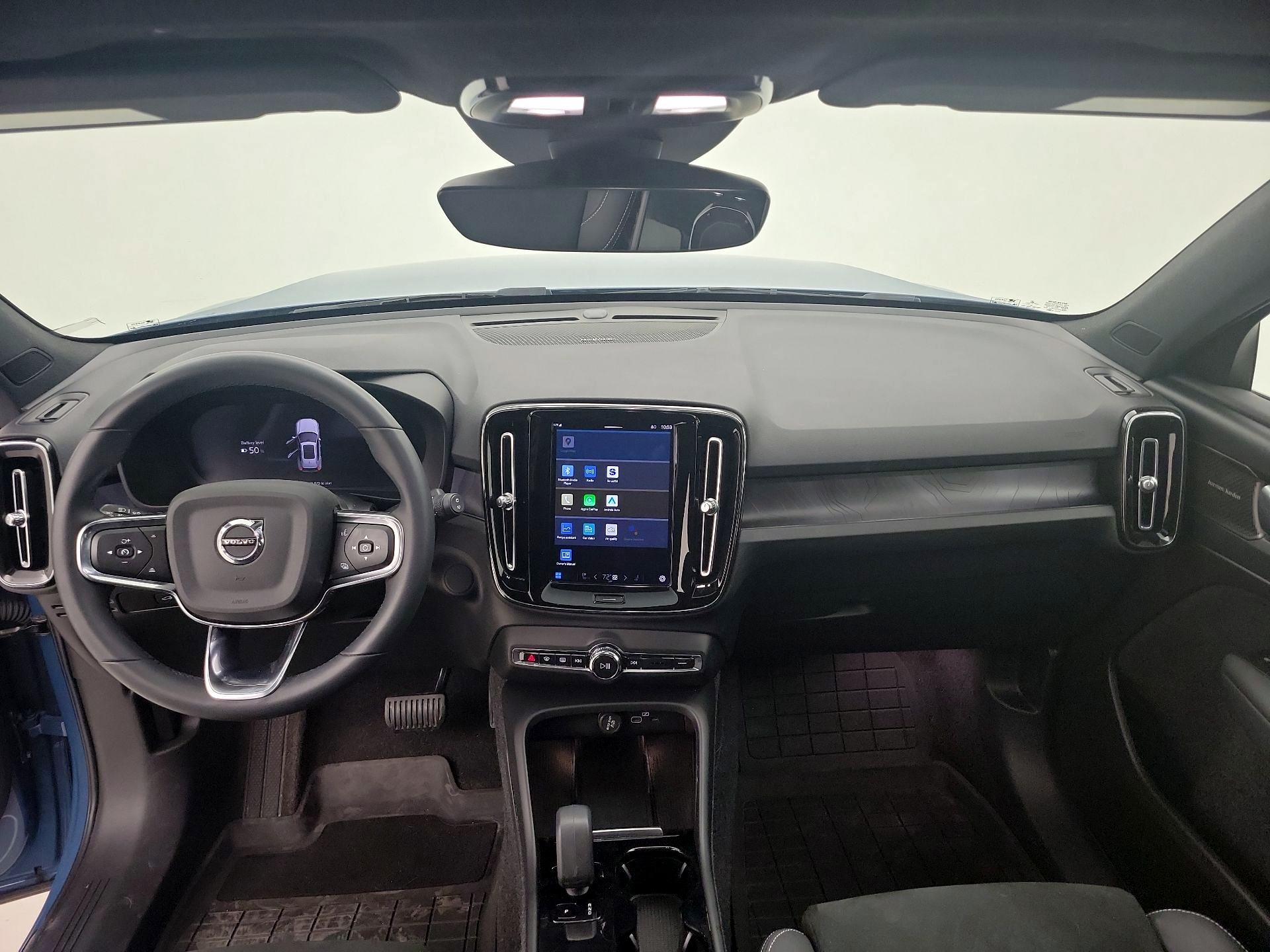 Thumbnail: 2023 Volvo XC40 - 9