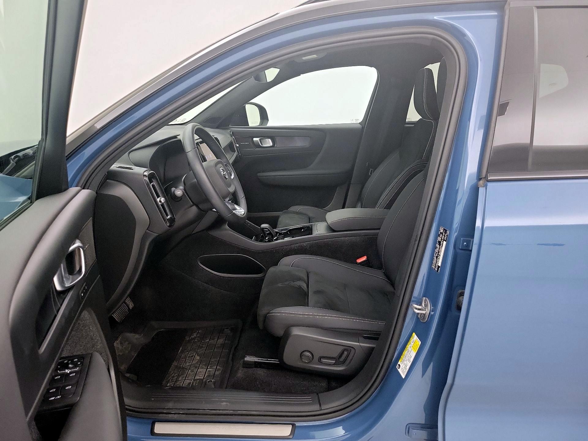 Thumbnail: 2023 Volvo XC40 - 11