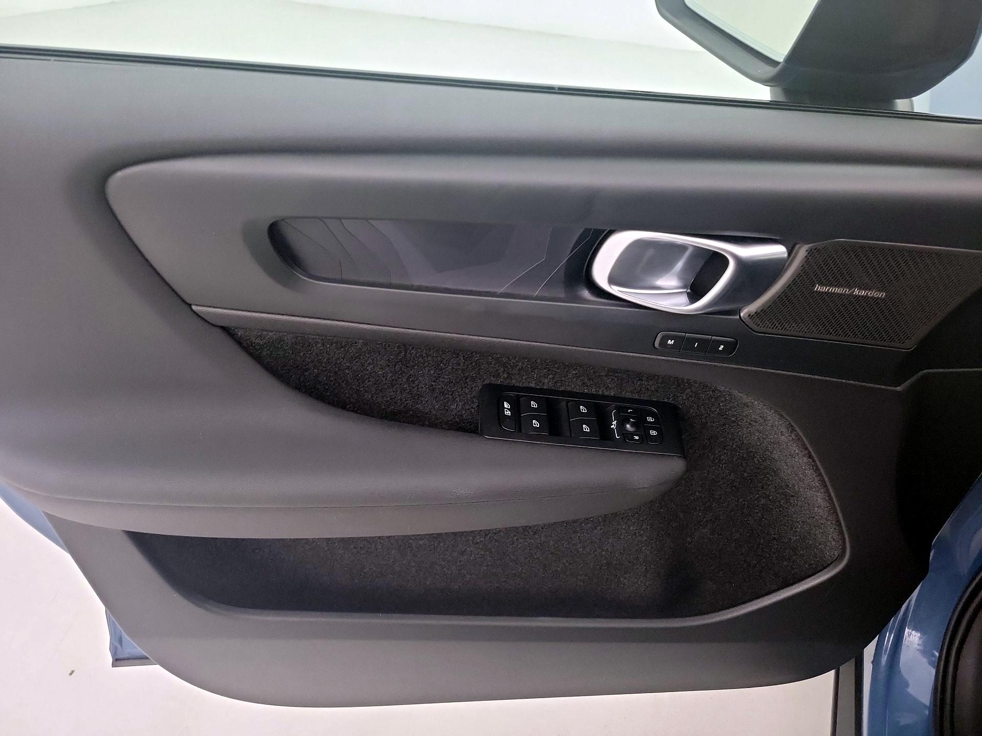 Thumbnail: 2023 Volvo XC40 - 12