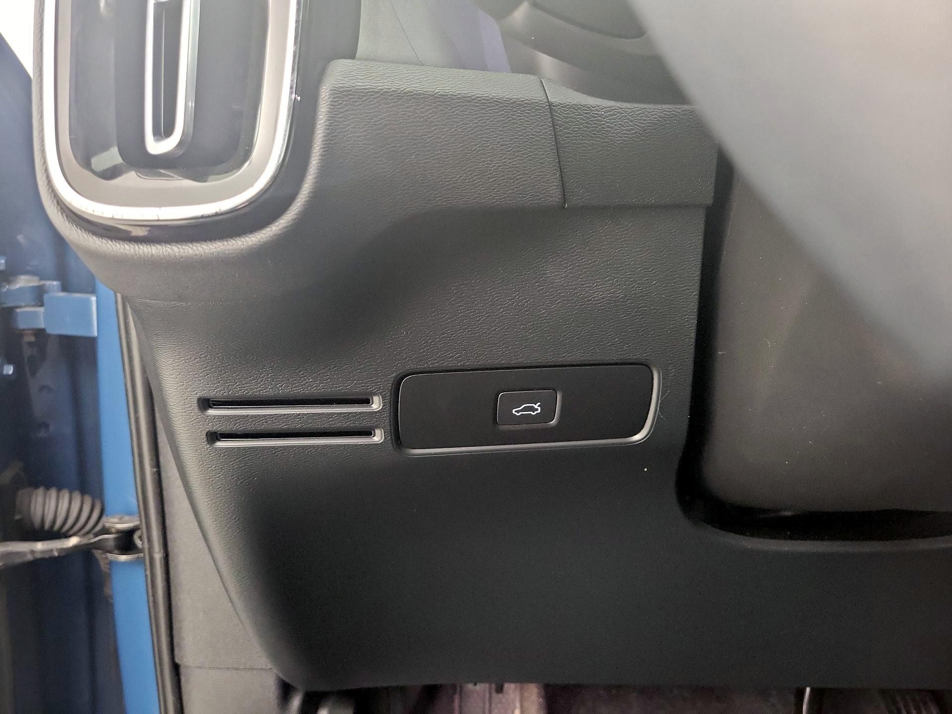 Thumbnail: 2023 Volvo XC40 - 13