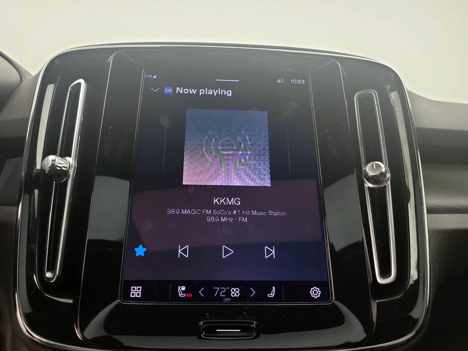 Thumbnail: 2023 Volvo XC40 - 15