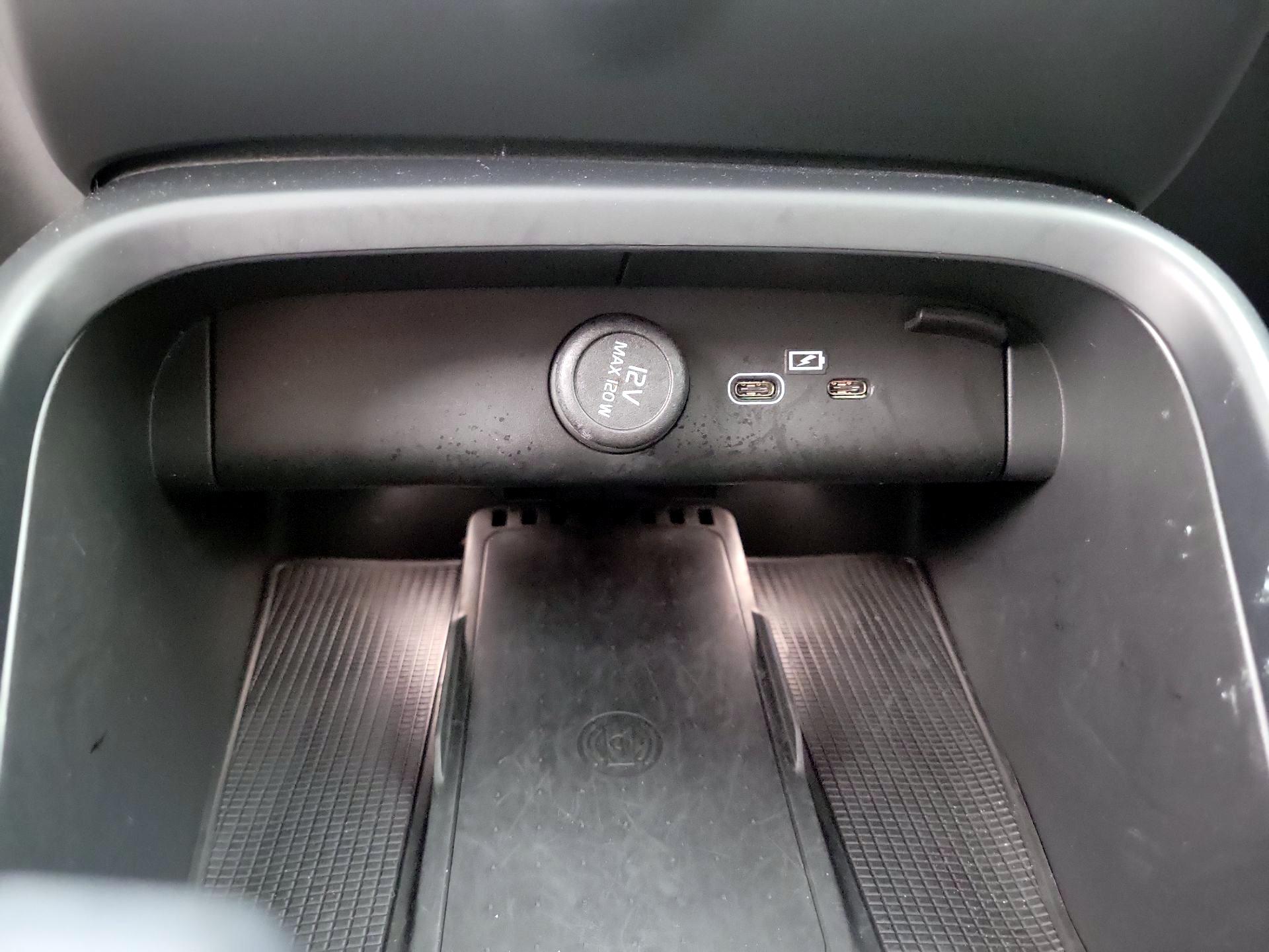 Thumbnail: 2023 Volvo XC40 - 18