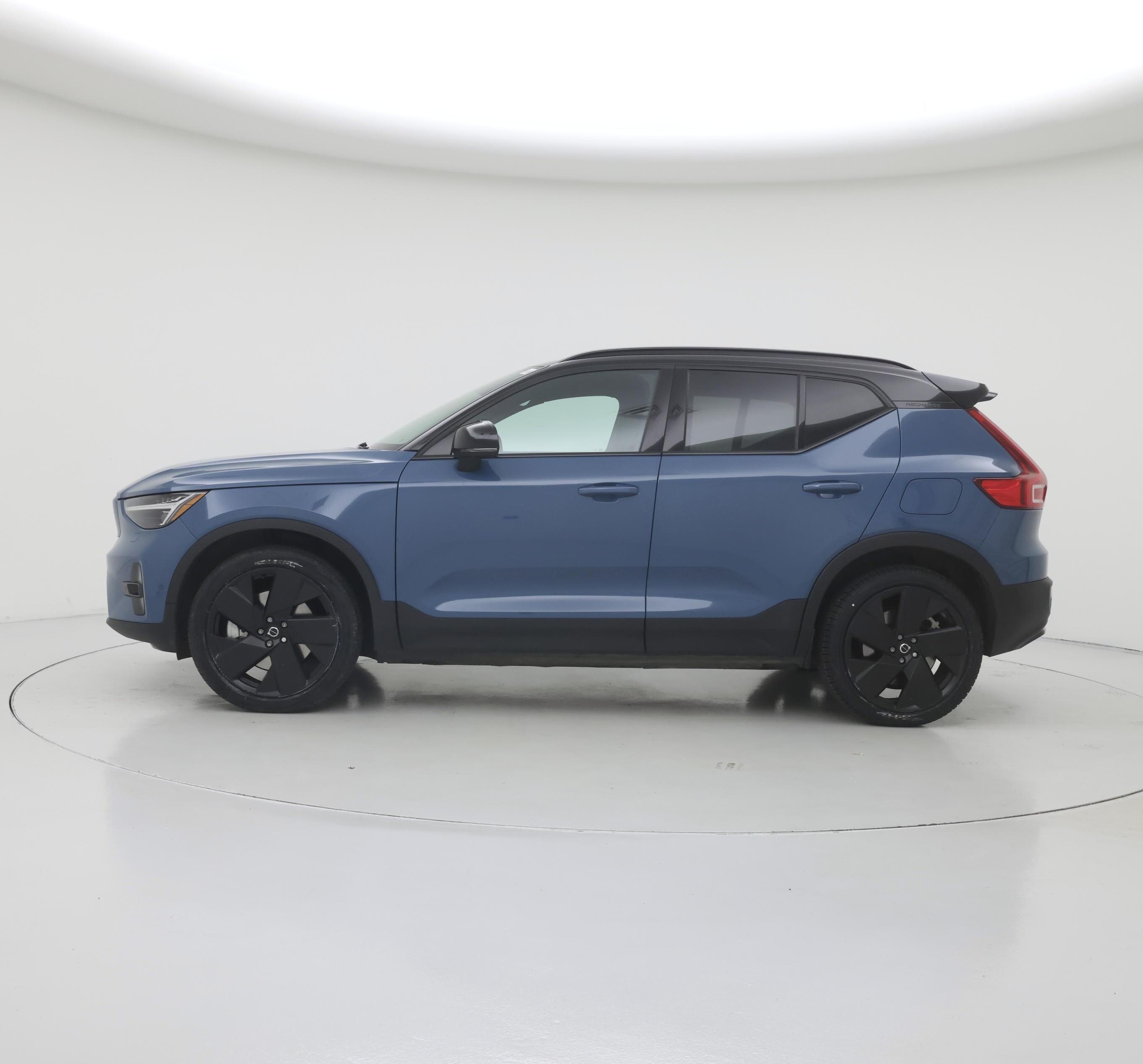 Thumbnail: 2023 Volvo XC40 - 3
