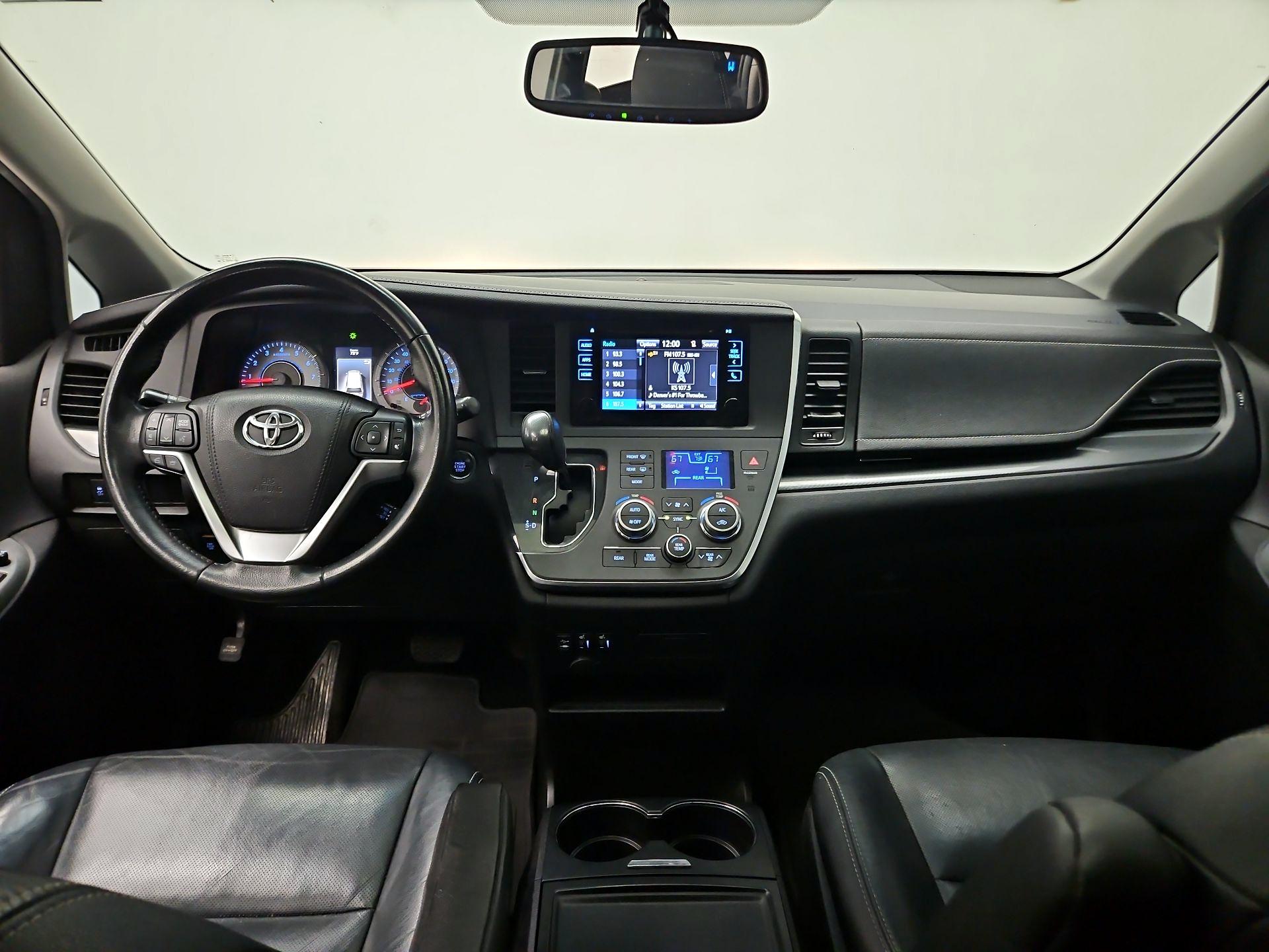 Thumbnail: 2016 Toyota Sienna - 9