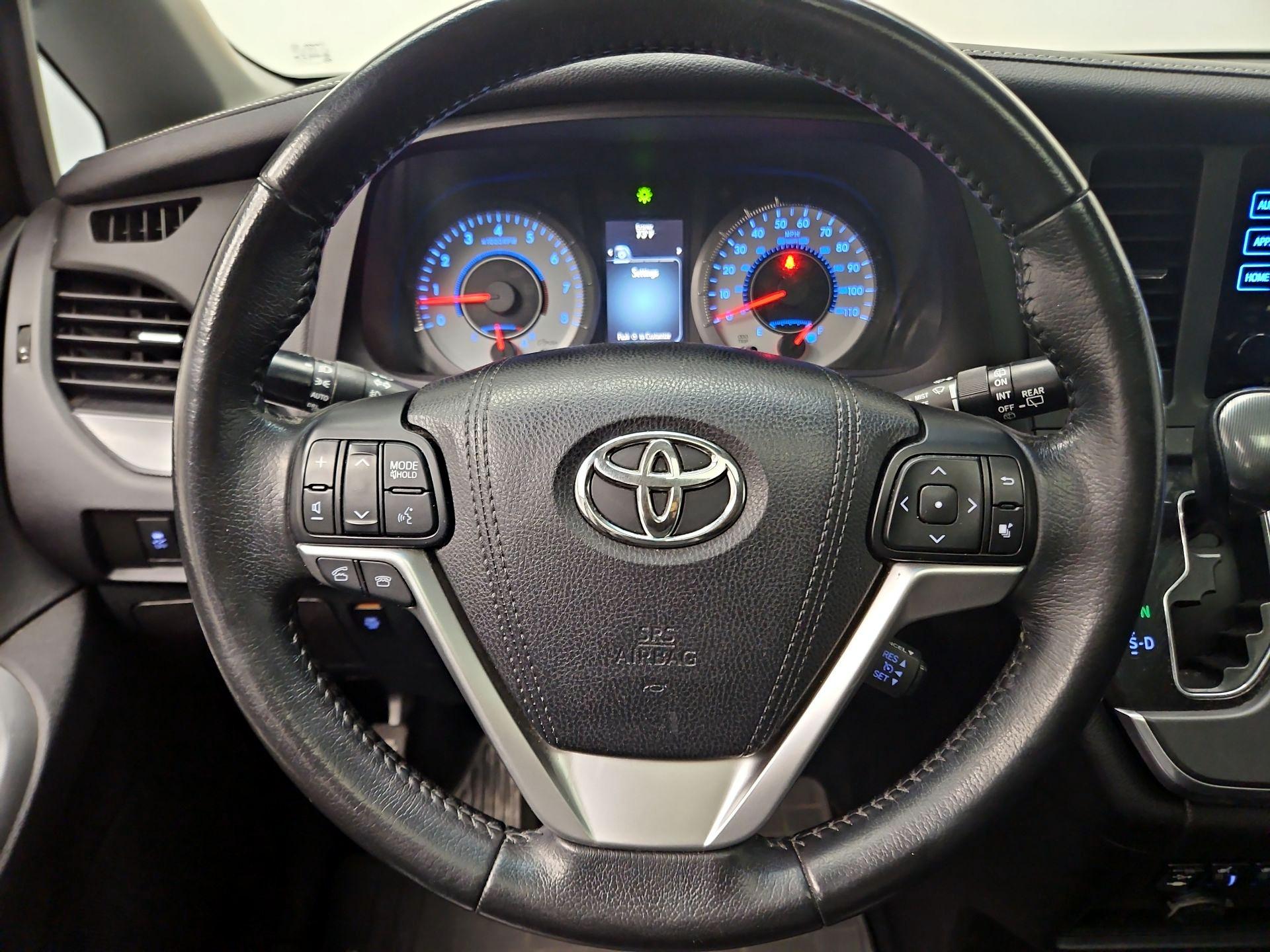 Thumbnail: 2016 Toyota Sienna - 10