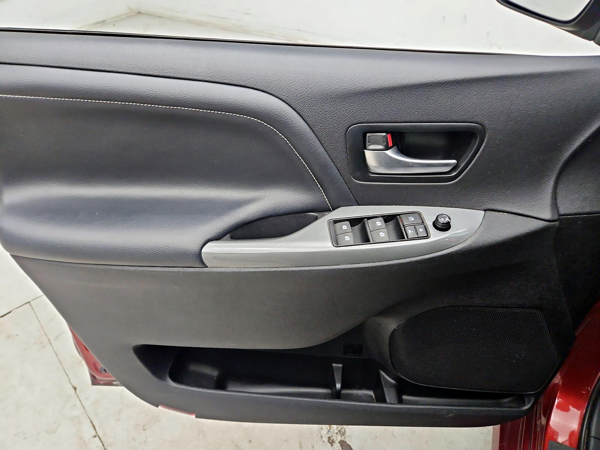 Thumbnail: 2016 Toyota Sienna - 12