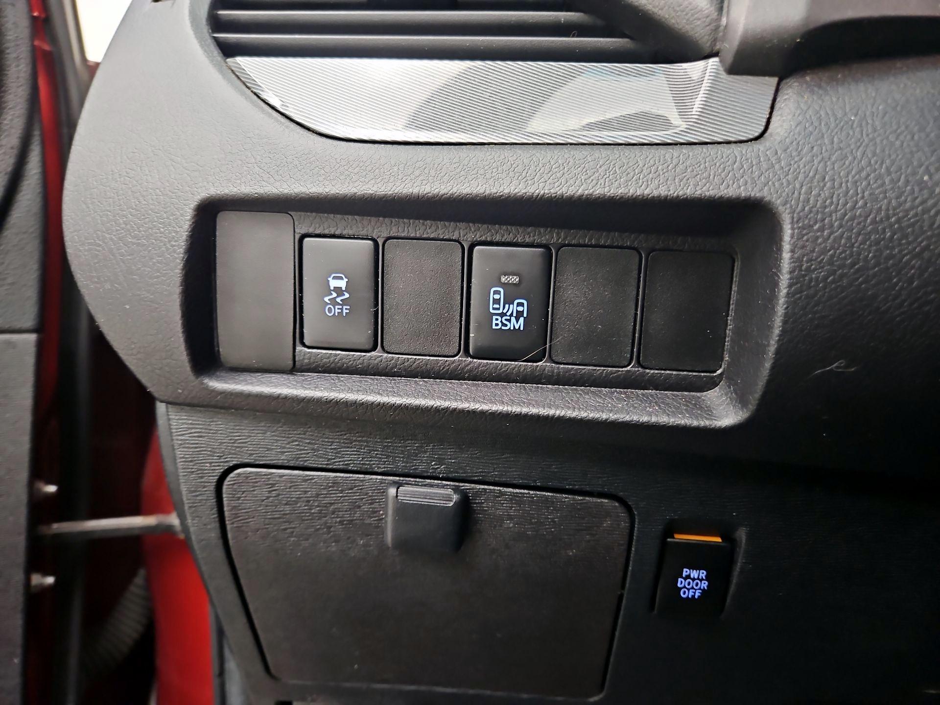 Thumbnail: 2016 Toyota Sienna - 13