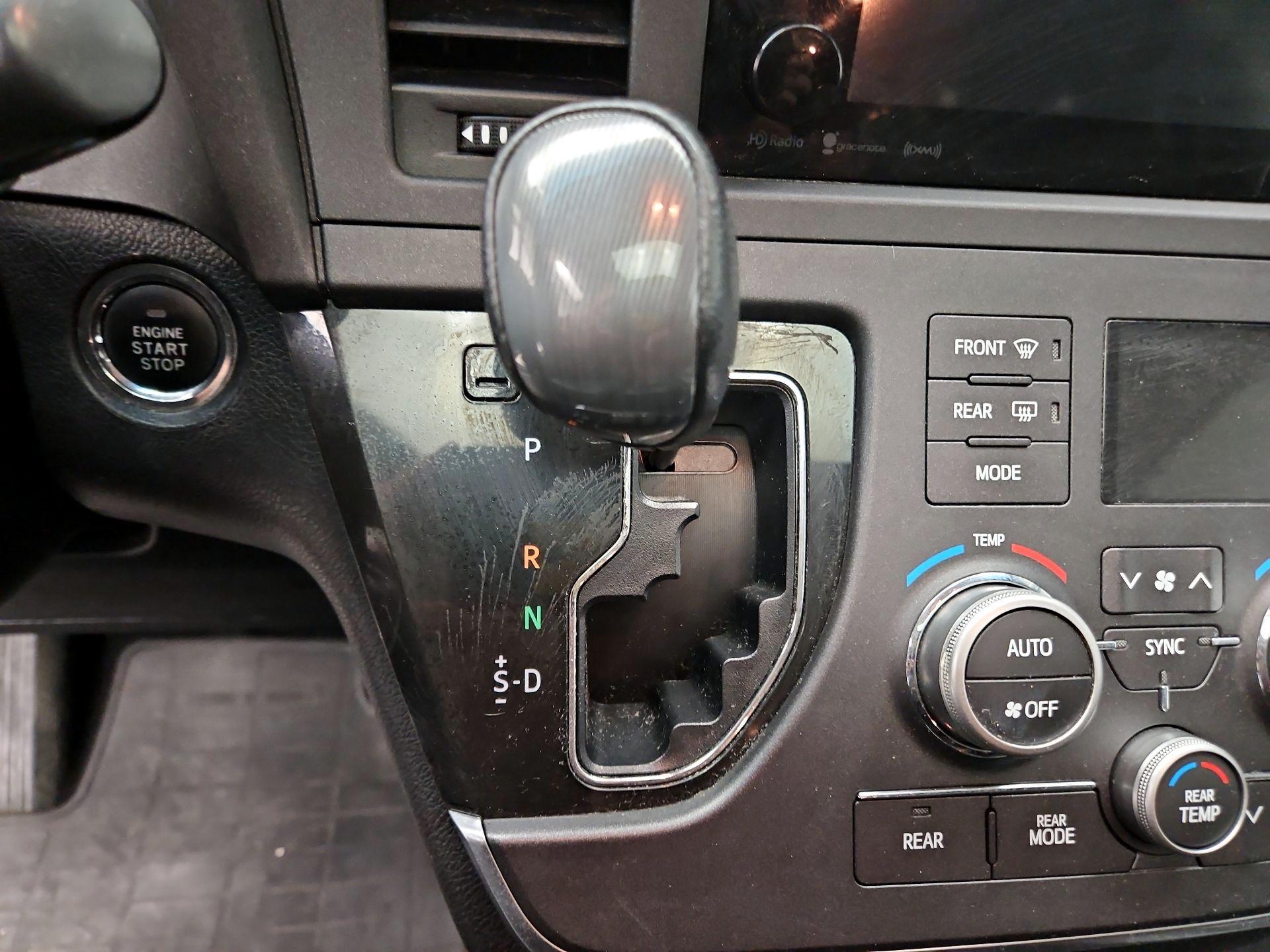 Thumbnail: 2016 Toyota Sienna - 17