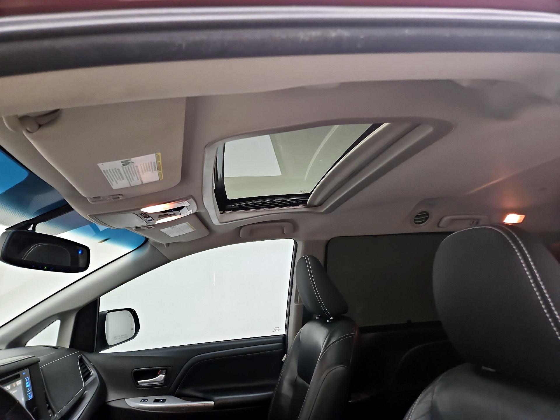 Thumbnail: 2016 Toyota Sienna - 19