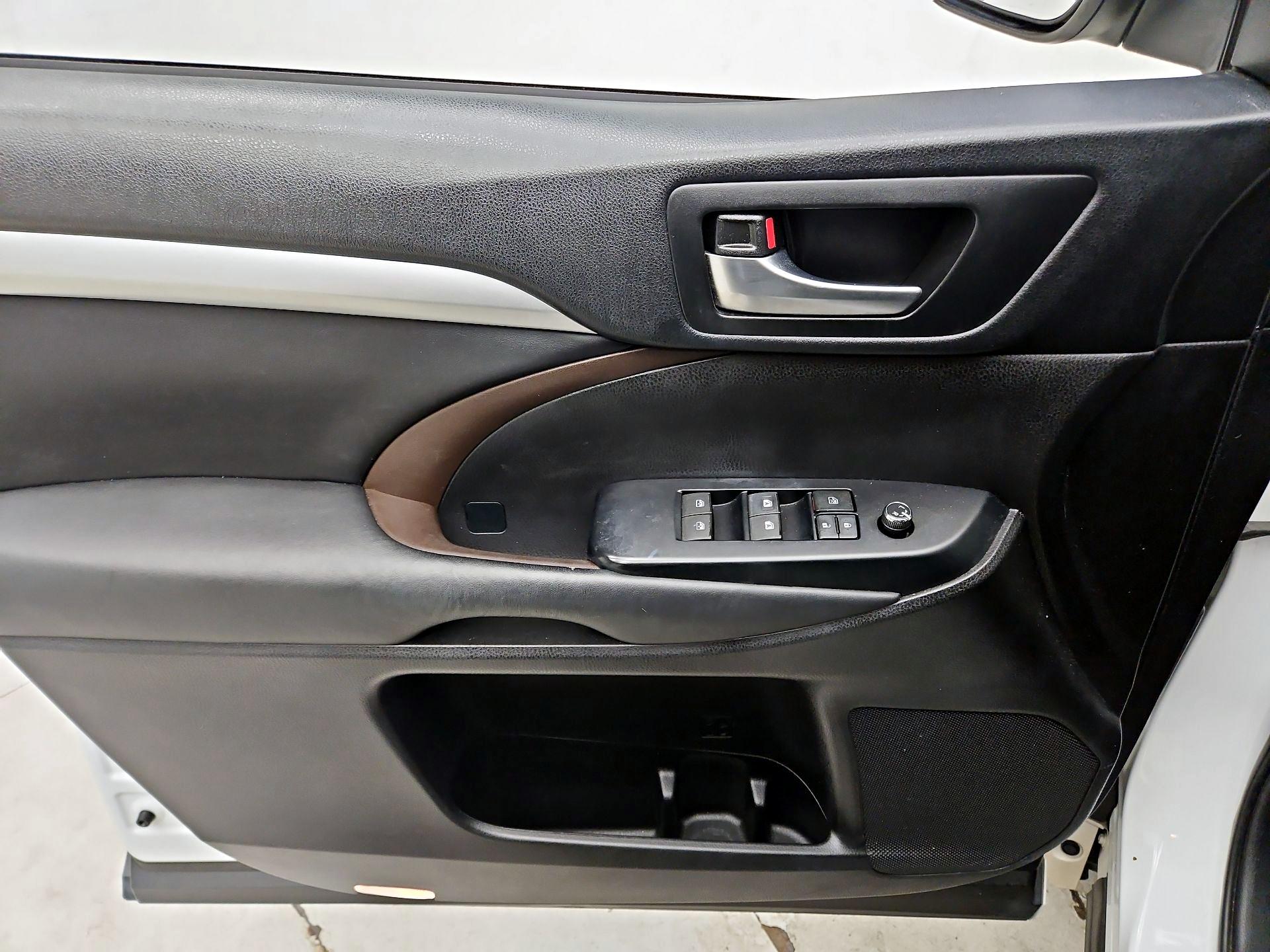 Thumbnail: 2018 Toyota Highlander - 12