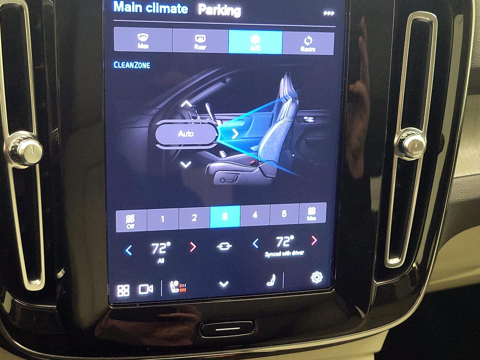 Thumbnail: 2024 Volvo XC40 - 17