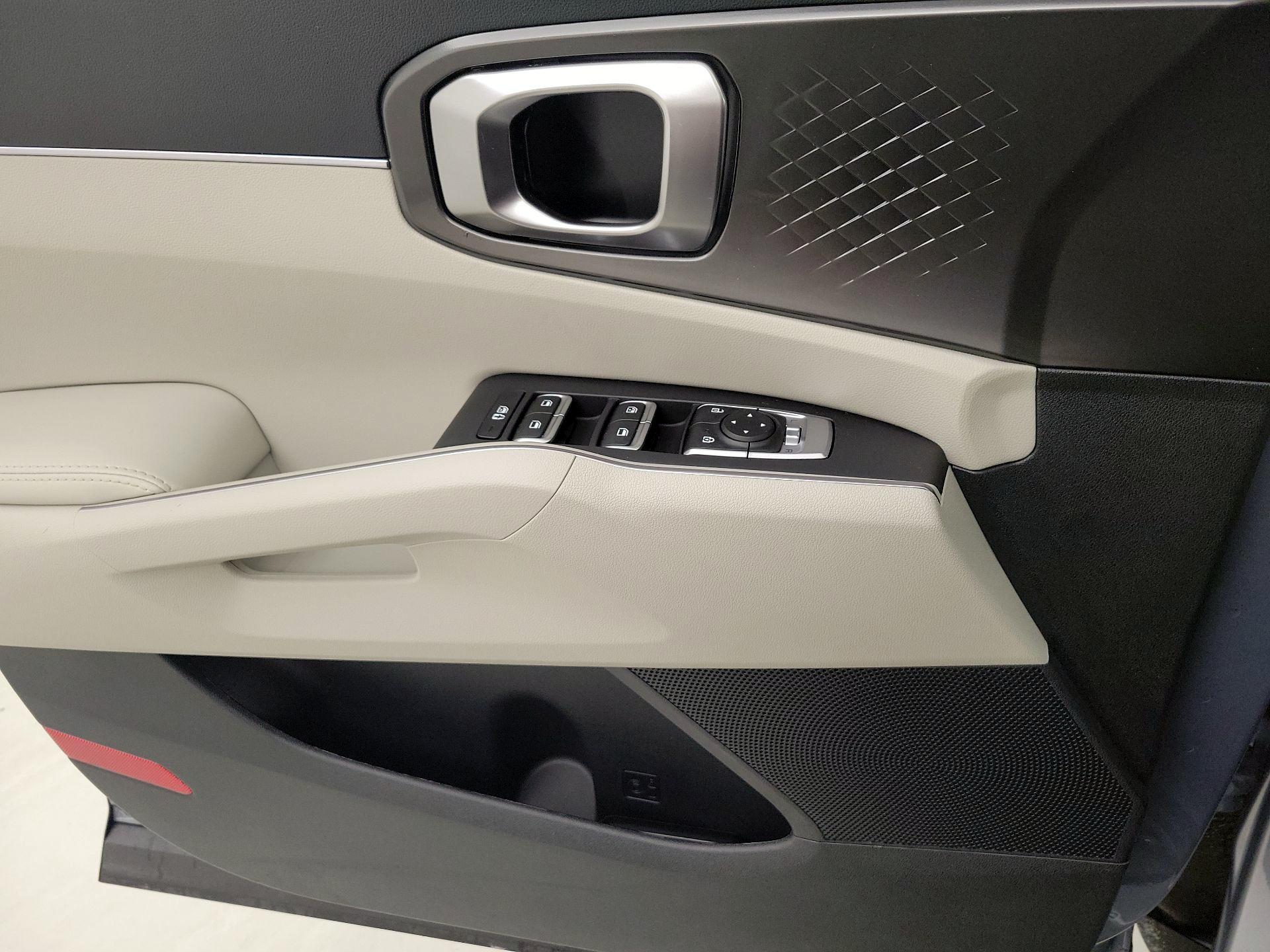 Thumbnail: 2023 Kia Sorento - 12