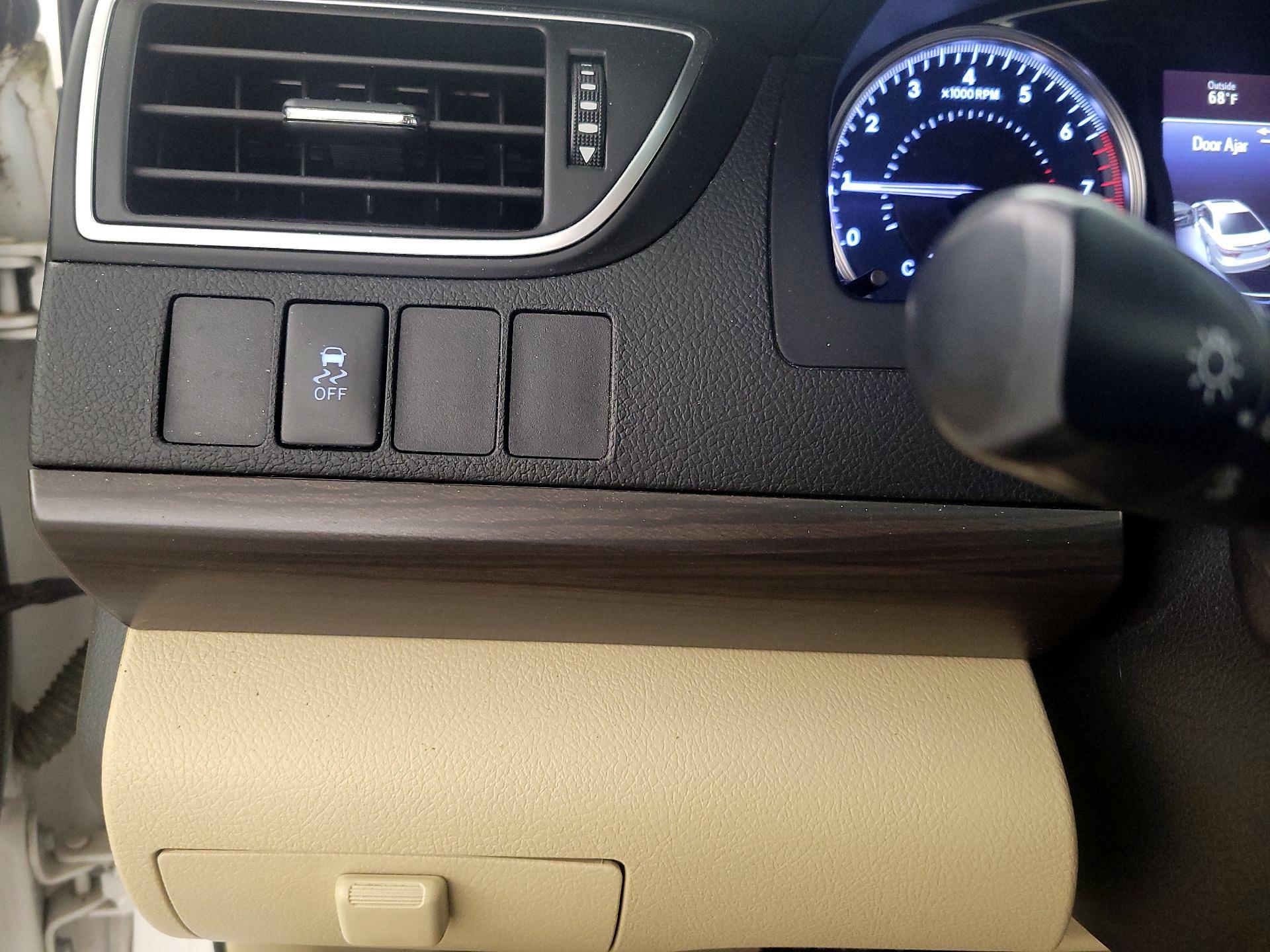 Thumbnail: 2016 Toyota Camry - 13