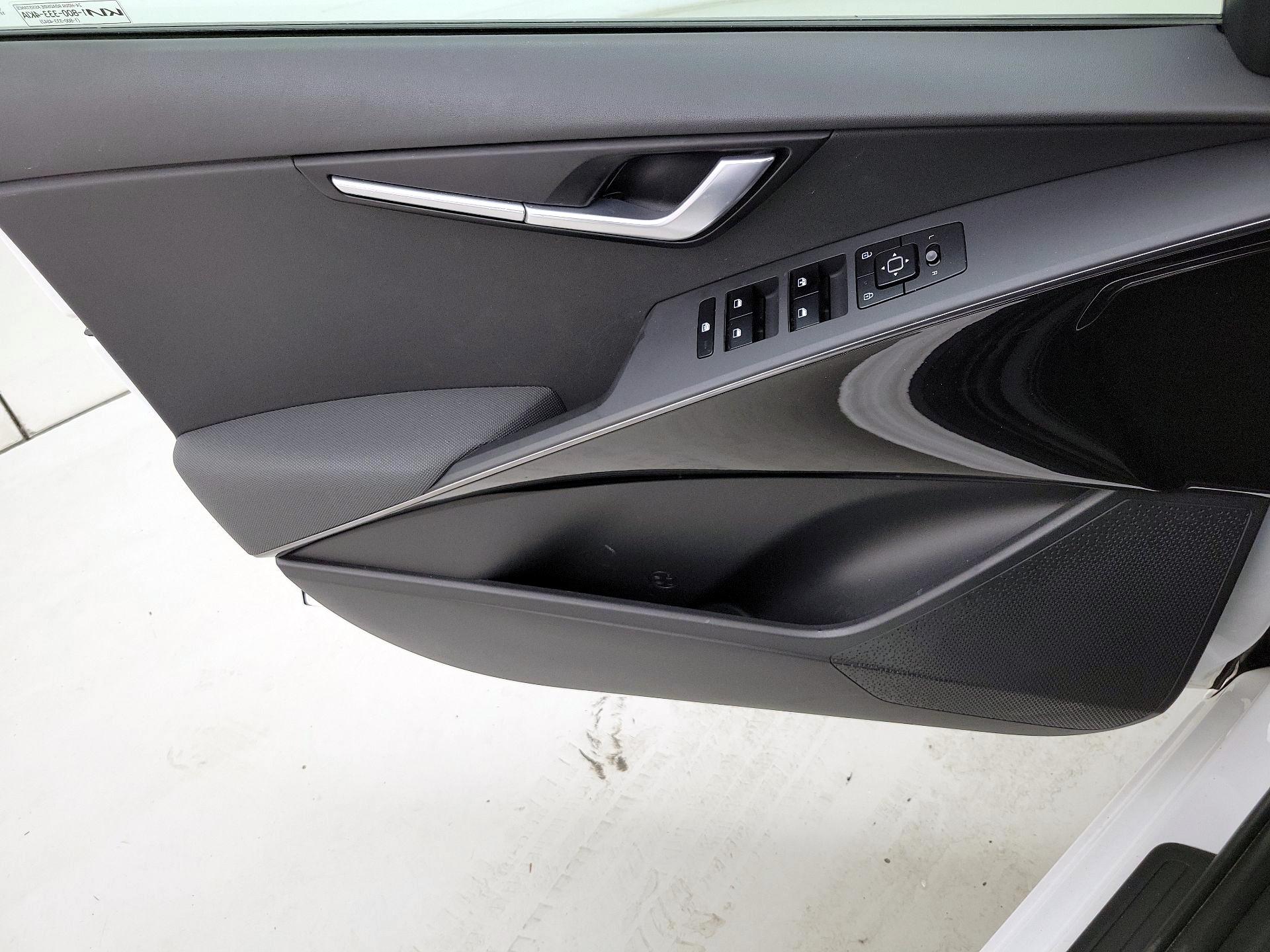 Thumbnail: 2023 Kia Niro - 12