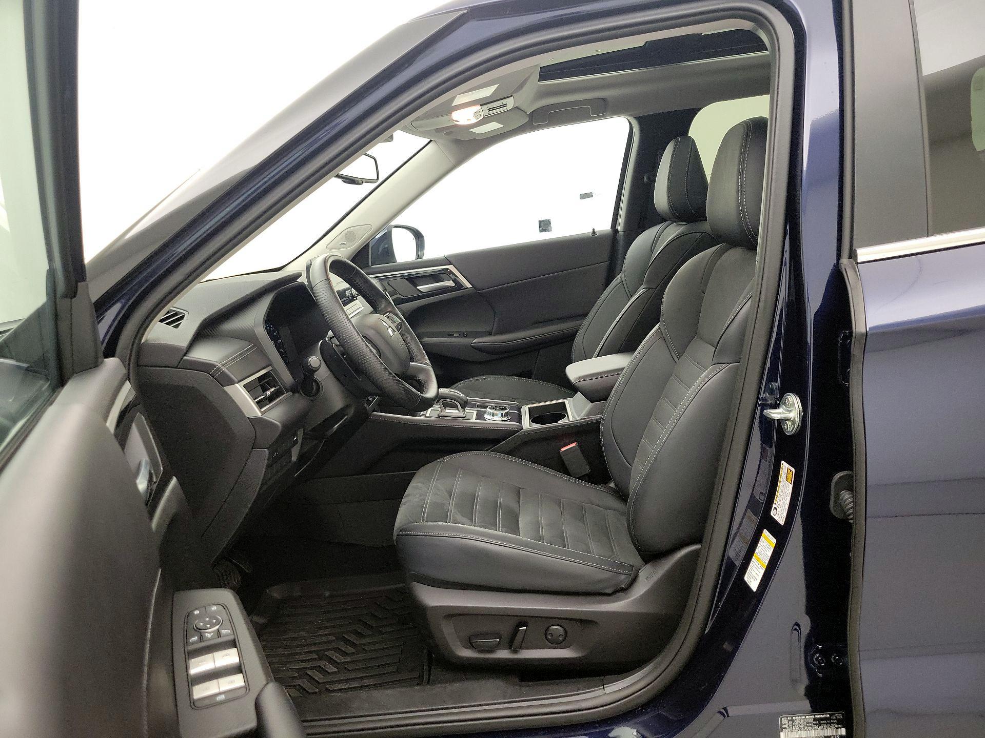 Thumbnail: 2024 Mitsubishi Outlander - 11