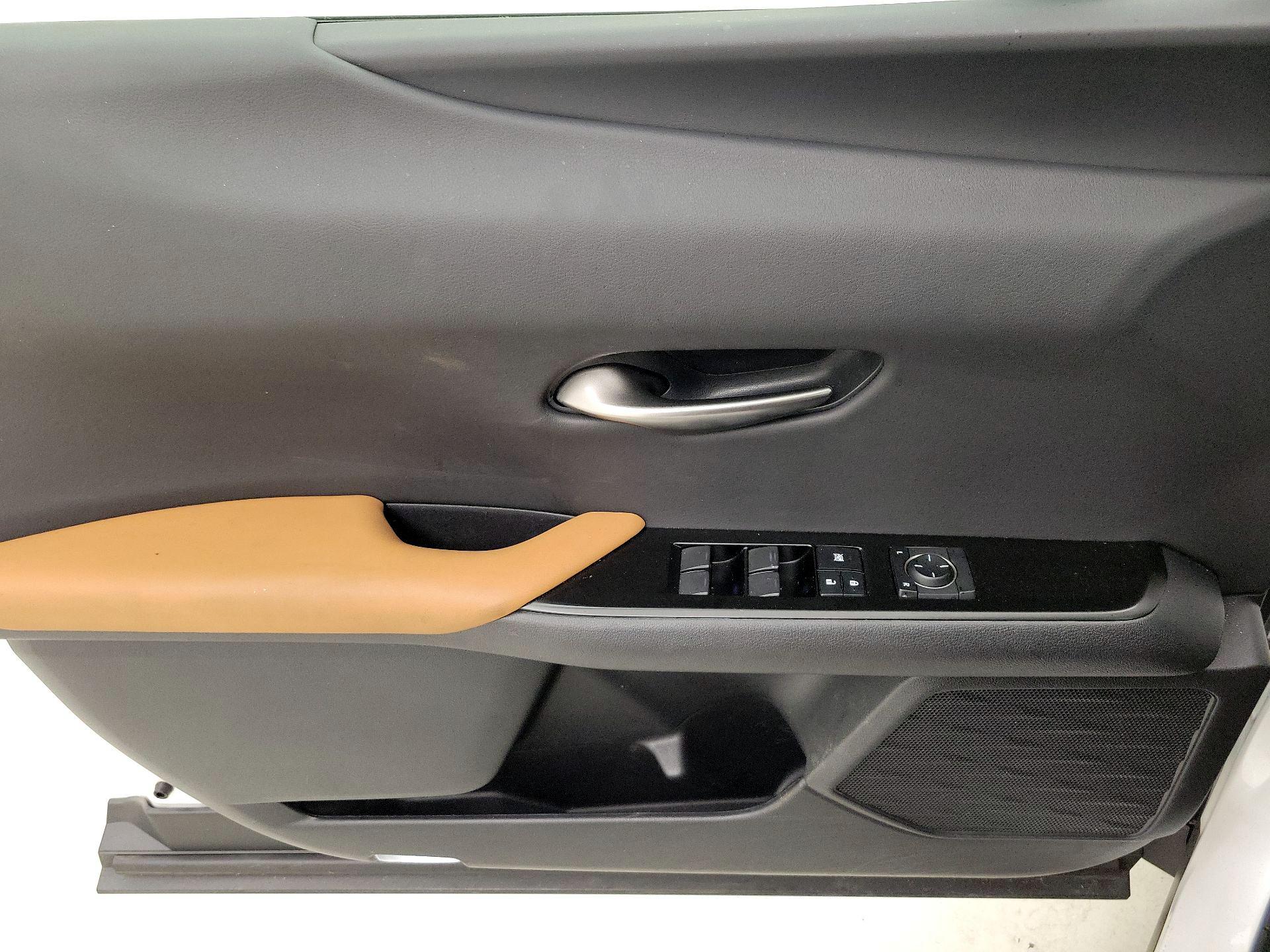 Thumbnail: 2021 Lexus UX - 12