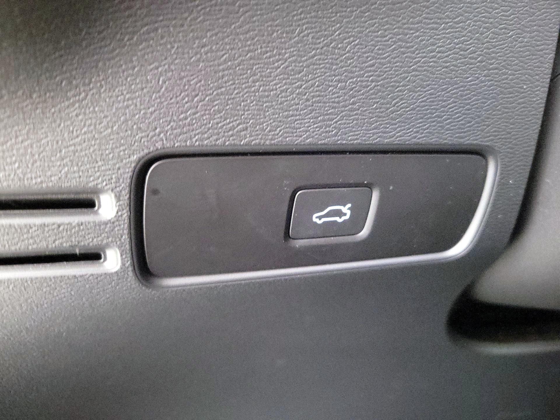 Thumbnail: 2024 Volvo XC40 - 13