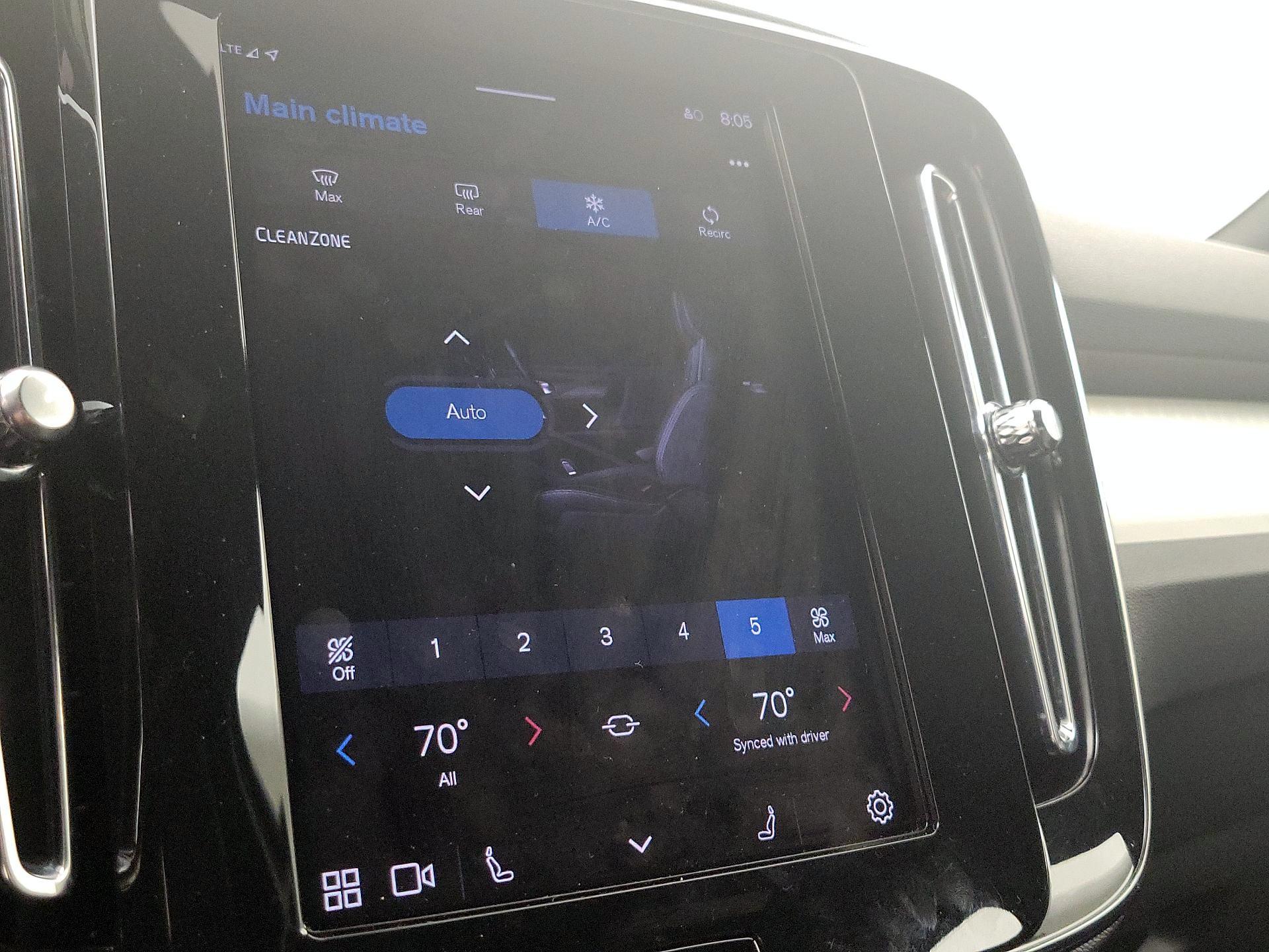 Thumbnail: 2024 Volvo XC40 - 17