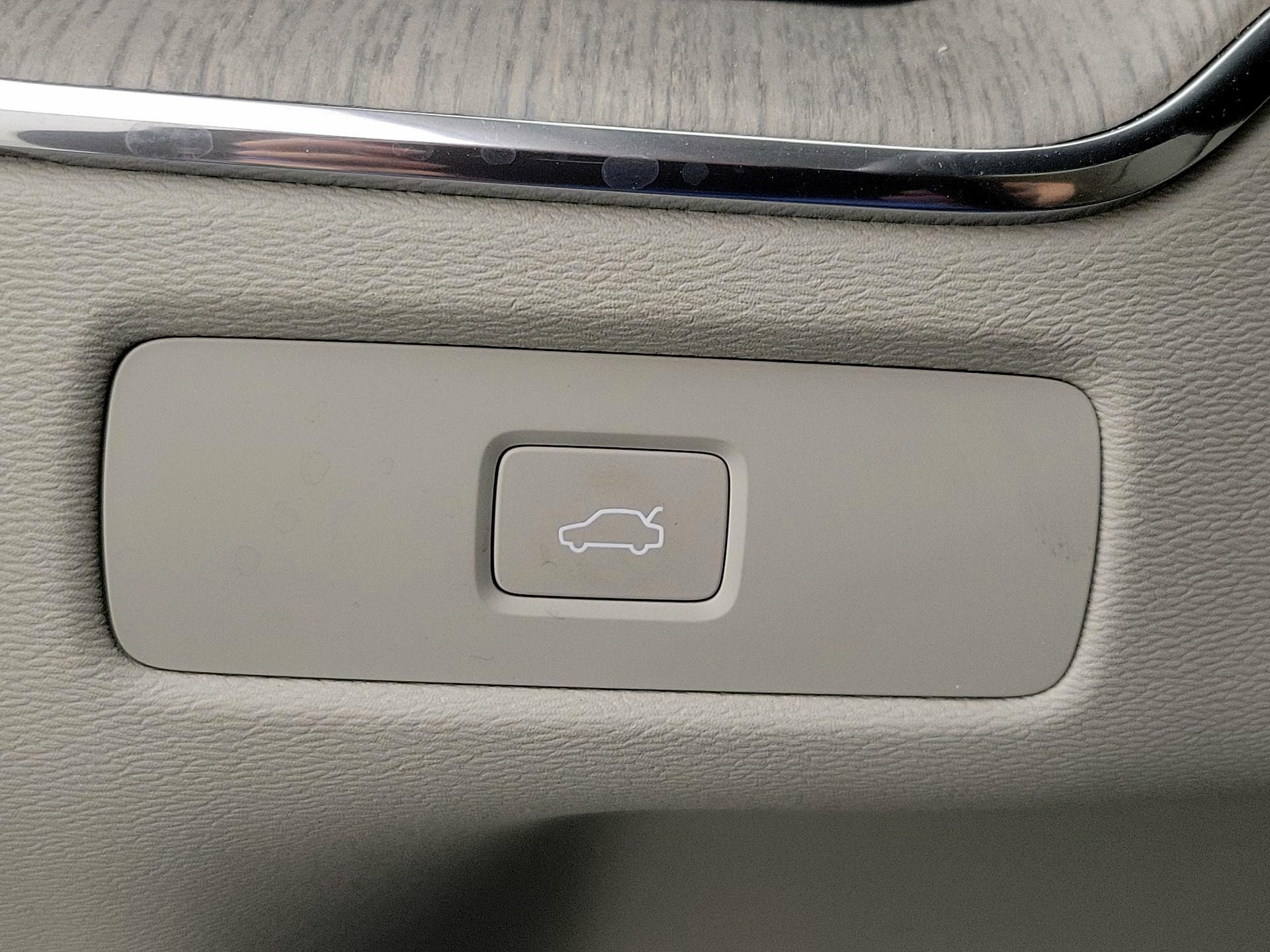 Thumbnail: 2023 Volvo XC60 - 13